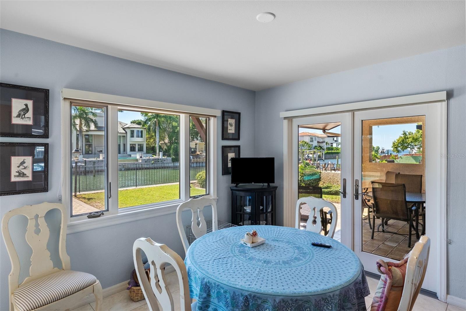 Listing photo id 18 for 4922 Bay Way Place