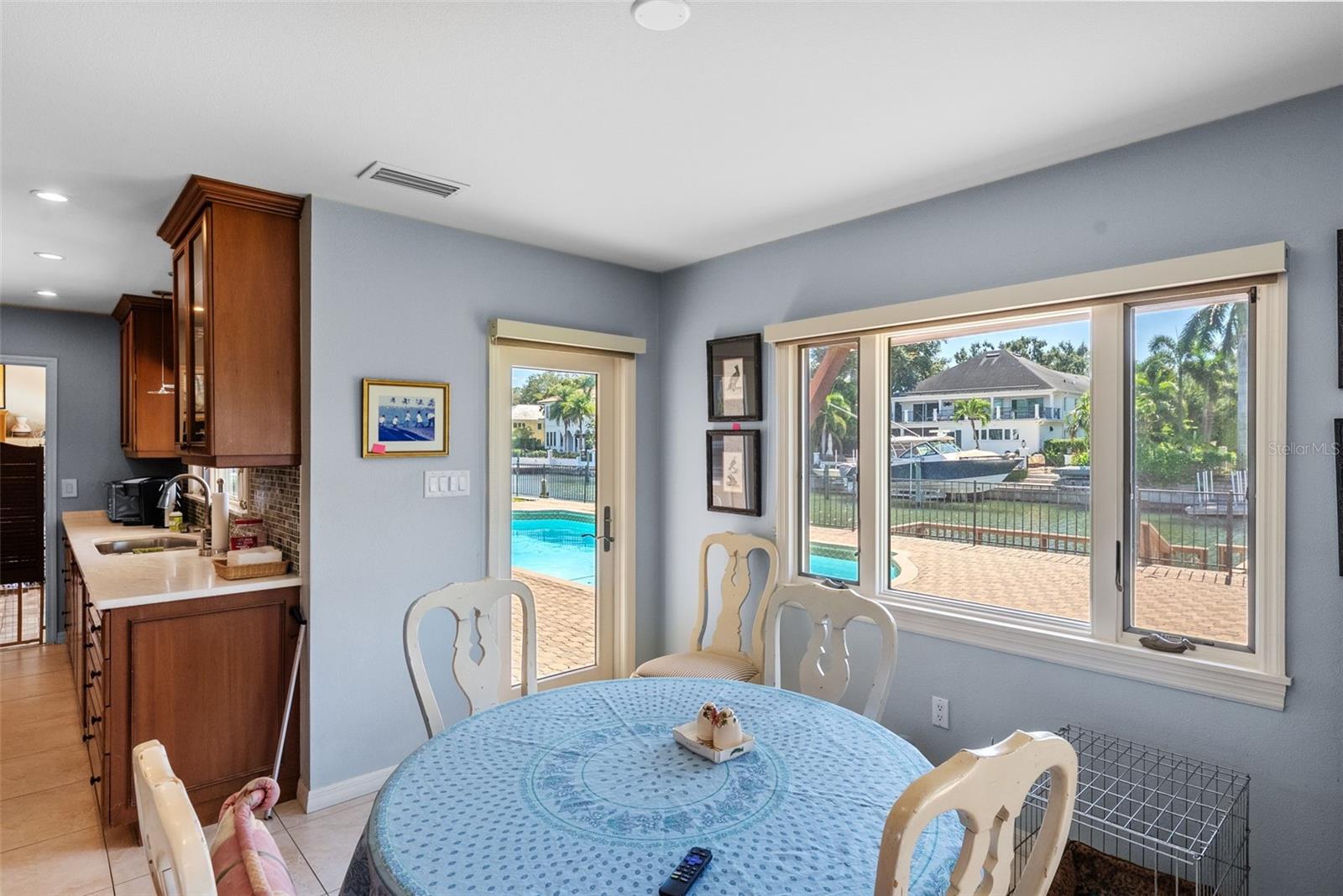 Listing photo id 19 for 4922 Bay Way Place