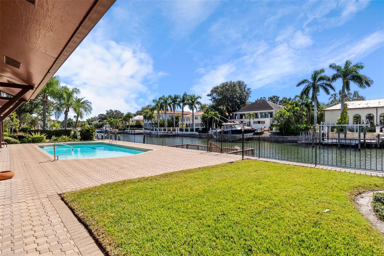 Listing photo id 22 for 4922 Bay Way Place