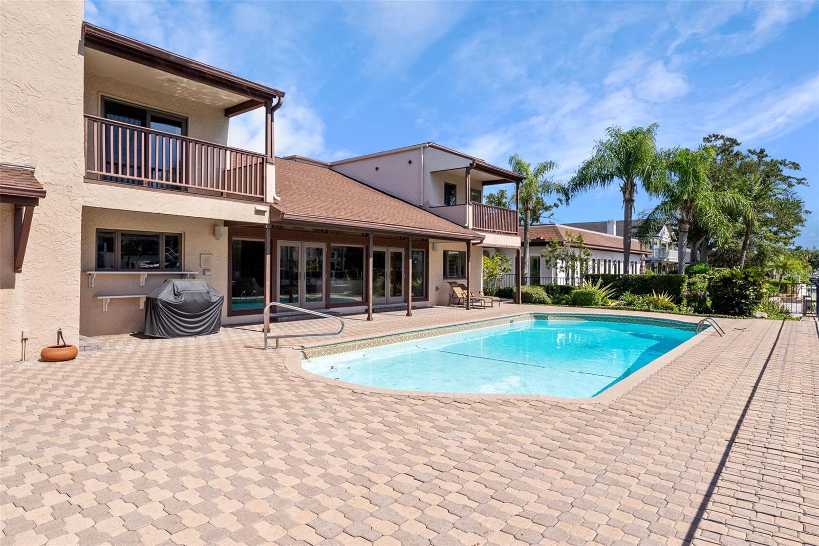 Listing photo id 25 for 4922 Bay Way Place