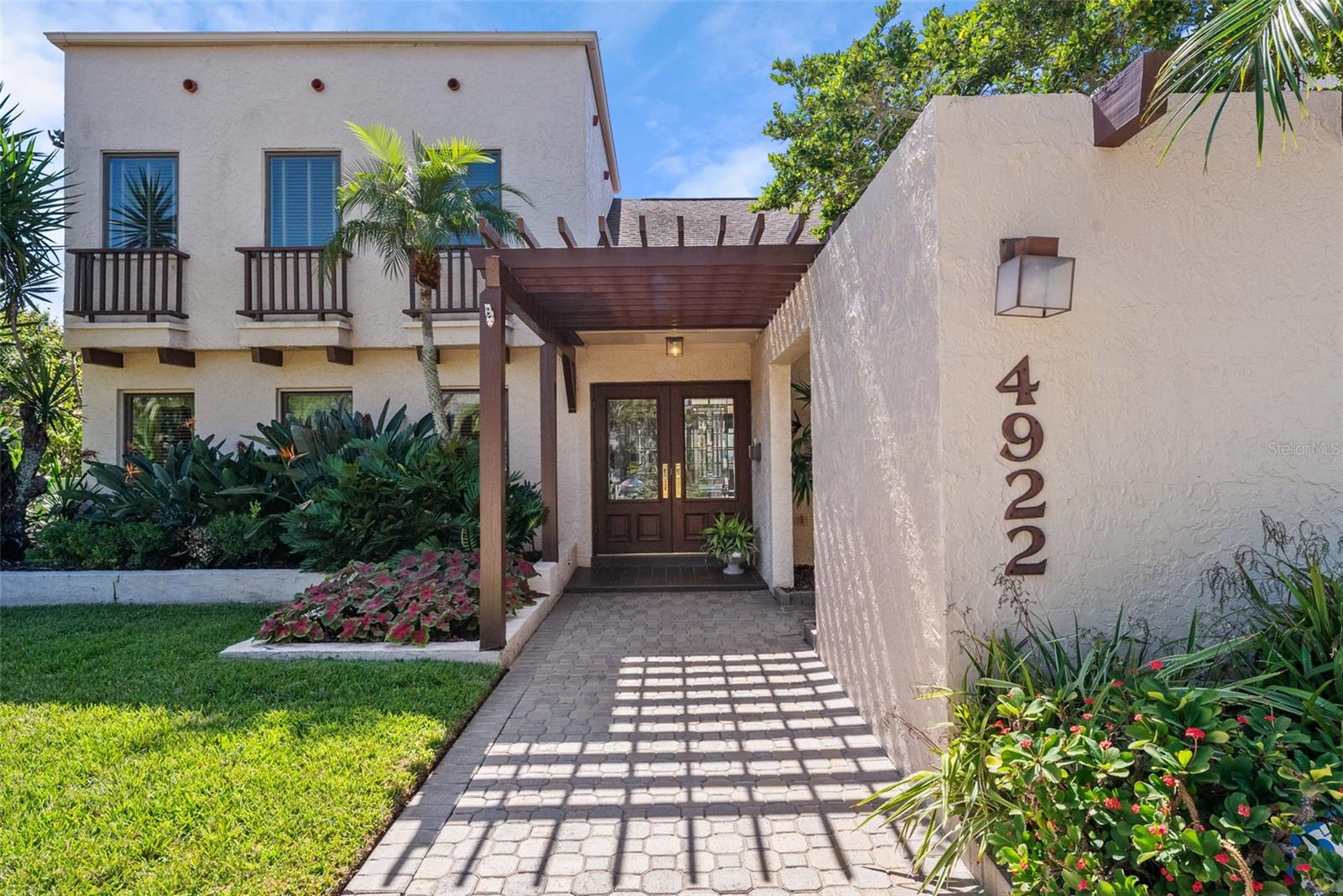 Listing photo id 1 for 4922 Bay Way Place