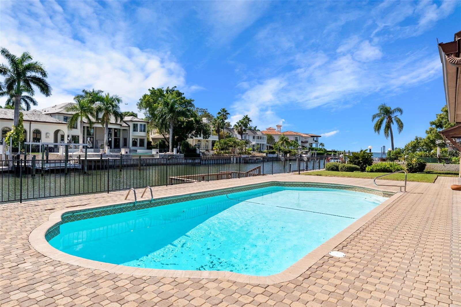 Listing photo id 29 for 4922 Bay Way Place