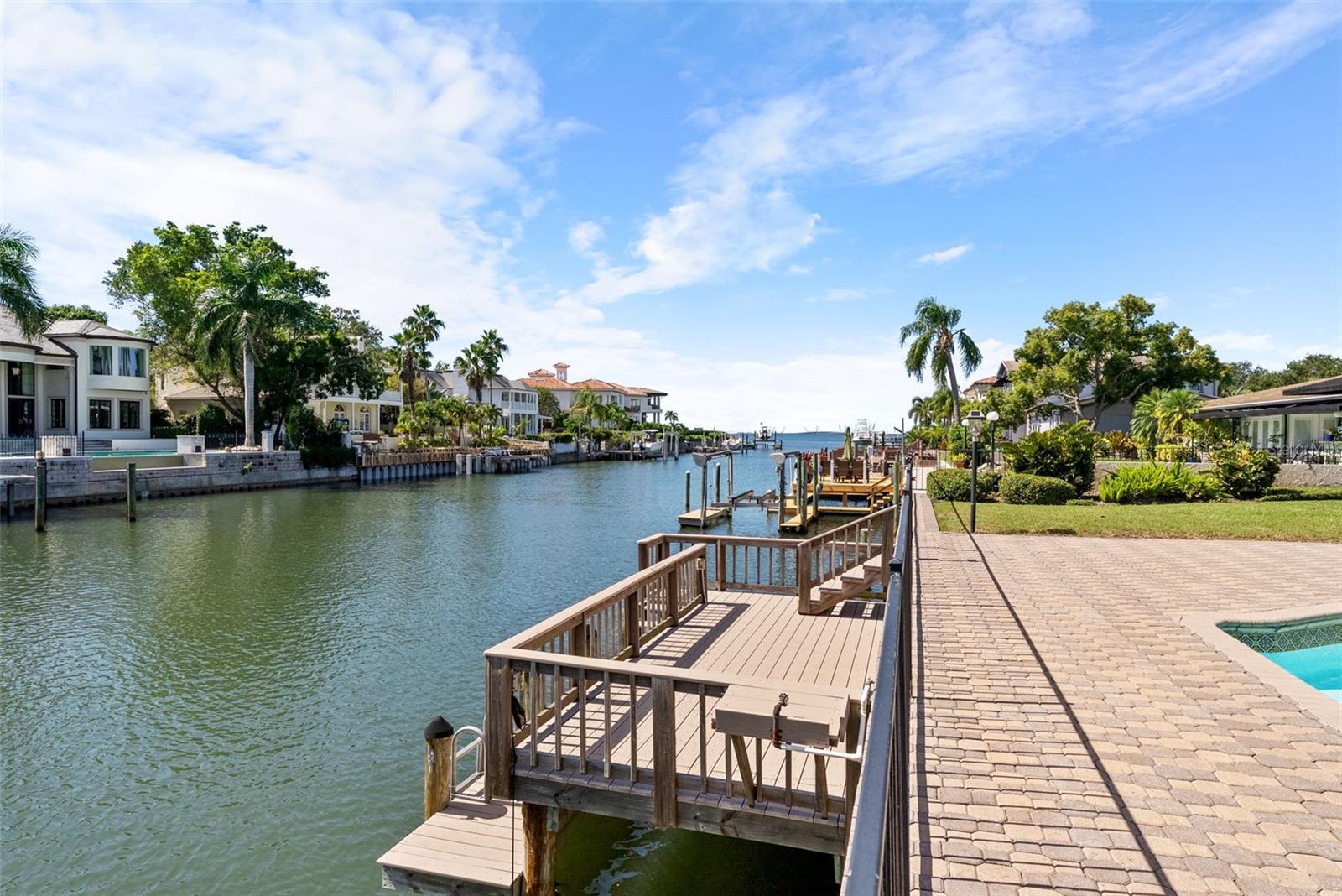 Listing photo id 31 for 4922 Bay Way Place