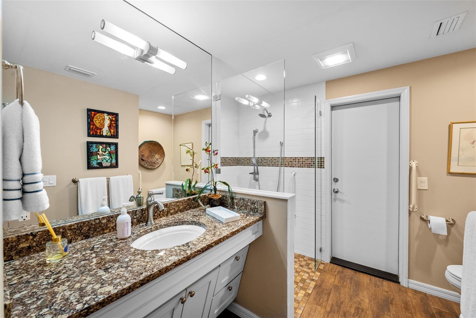 Listing photo id 33 for 4922 Bay Way Place