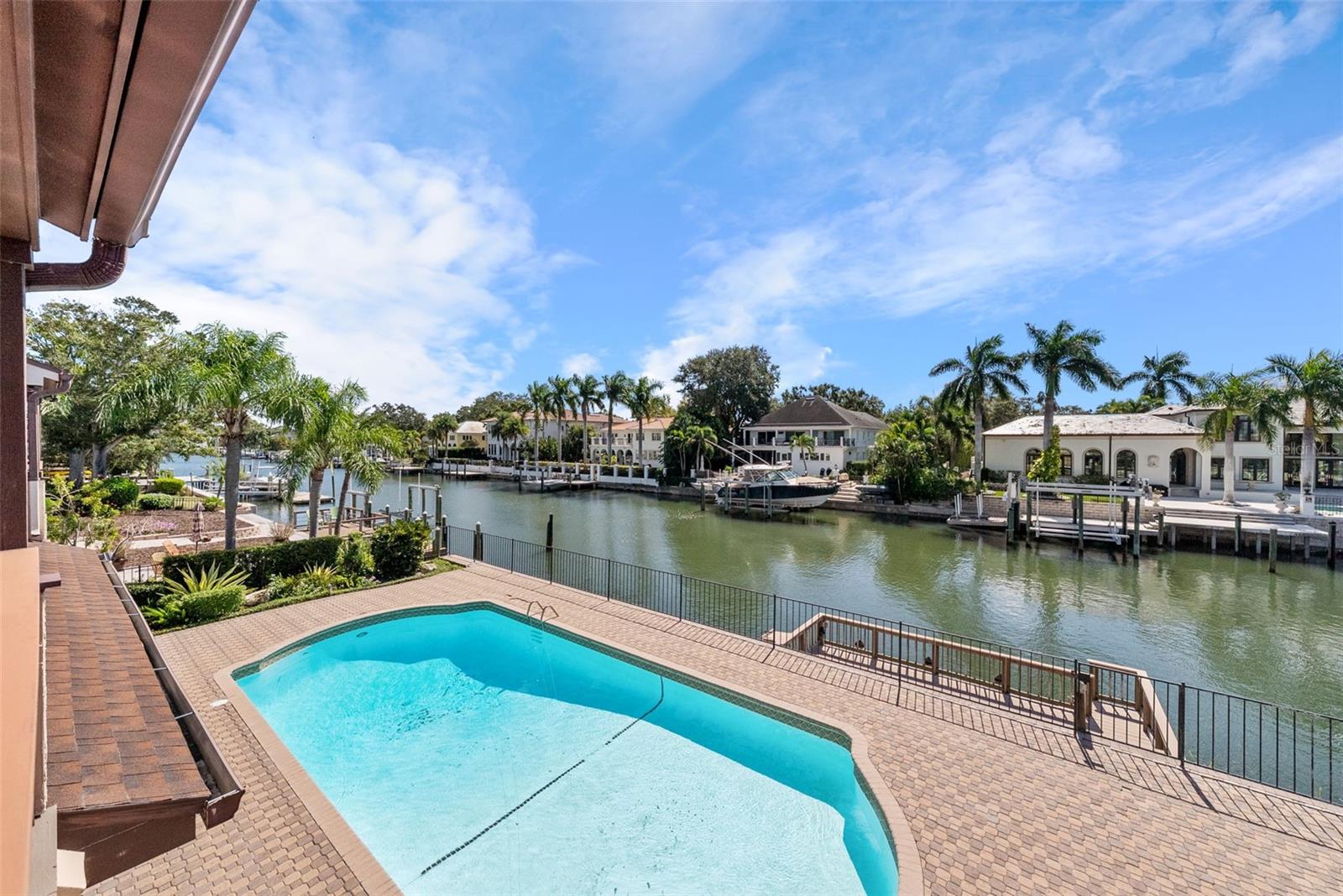 Listing photo id 37 for 4922 Bay Way Place