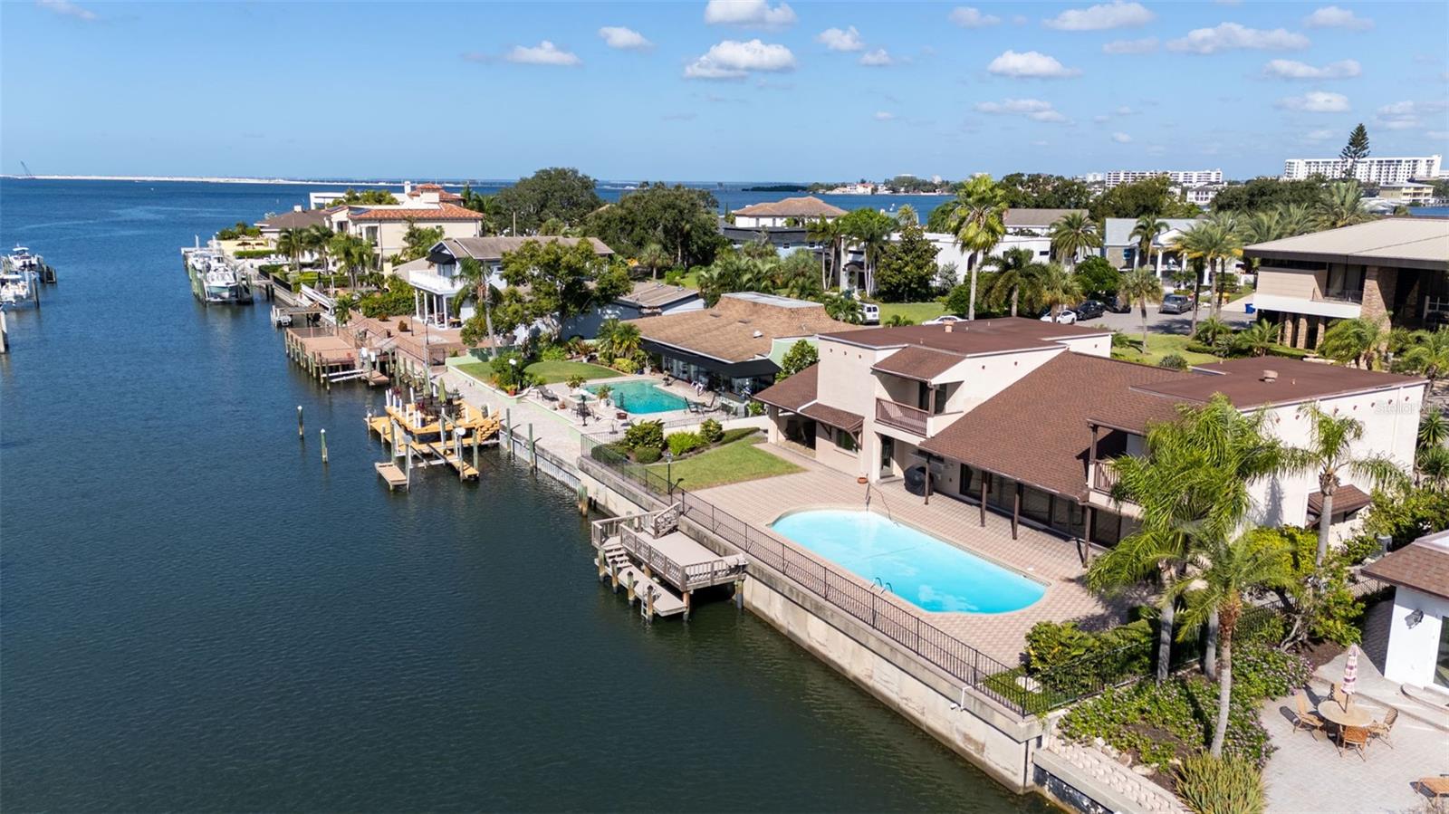 Listing photo id 2 for 4922 Bay Way Place