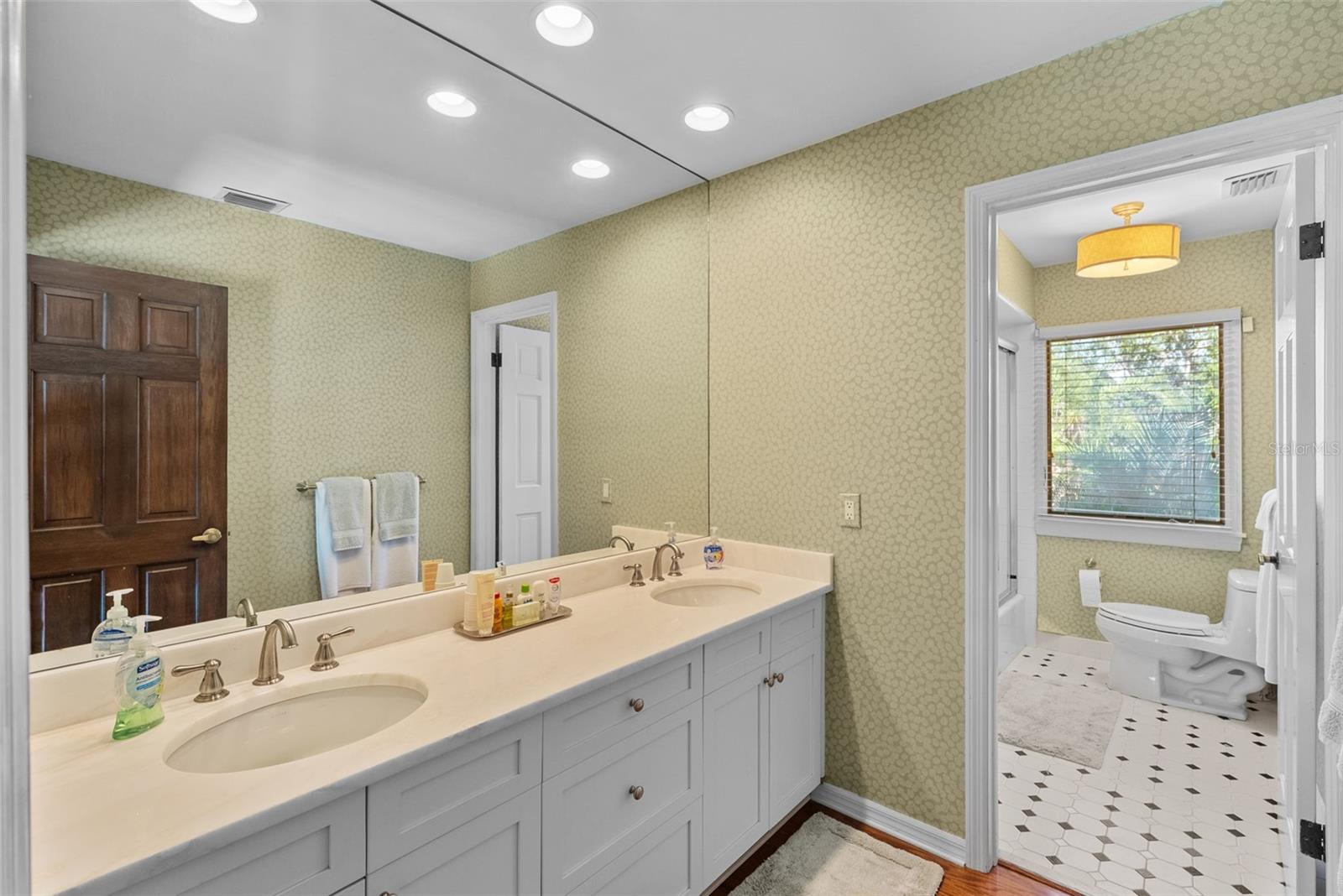 Listing photo id 49 for 4922 Bay Way Place