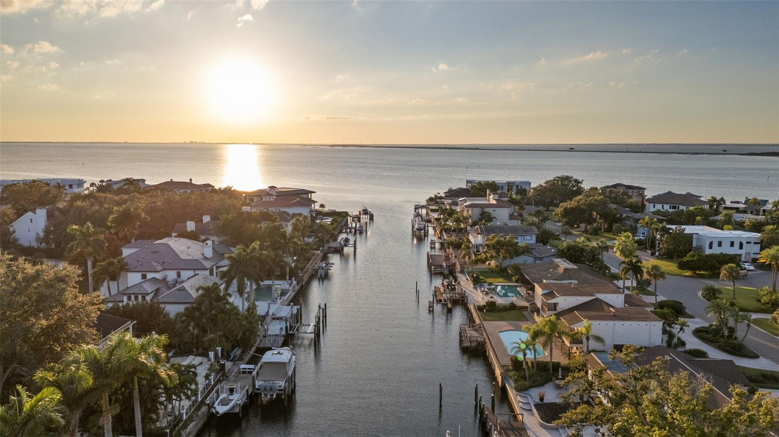 Listing photo id 83 for 4922 Bay Way Place