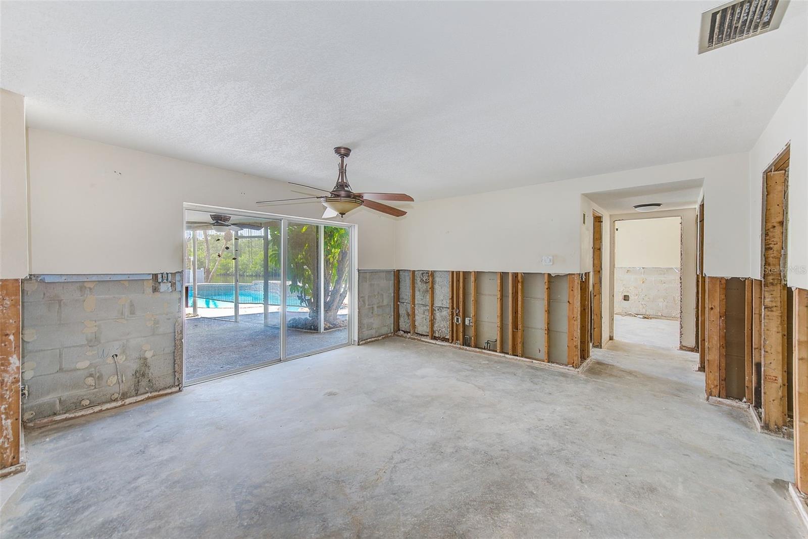 Image 17 of 48 For 2441 Roberta Lane