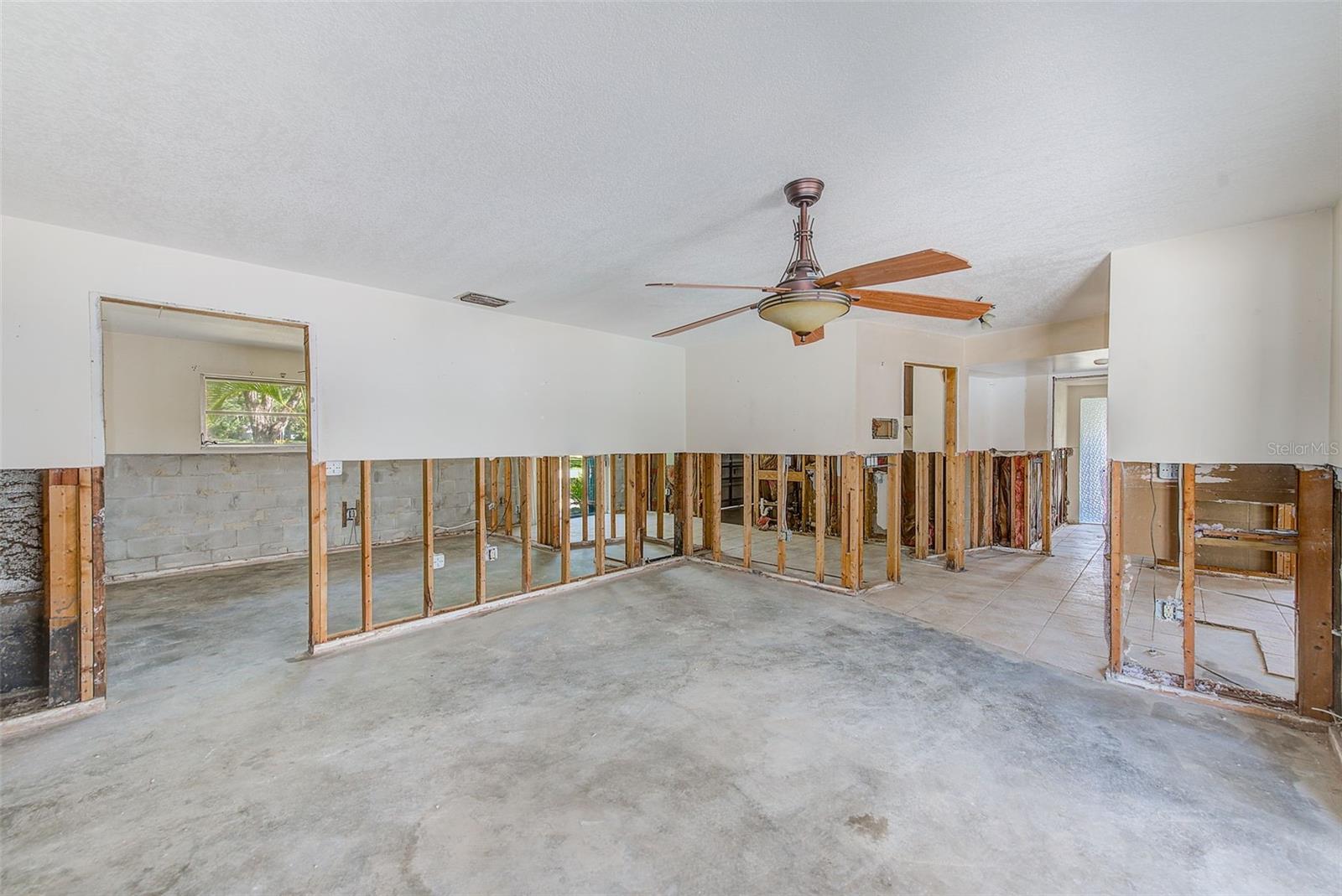 Image 19 of 48 For 2441 Roberta Lane