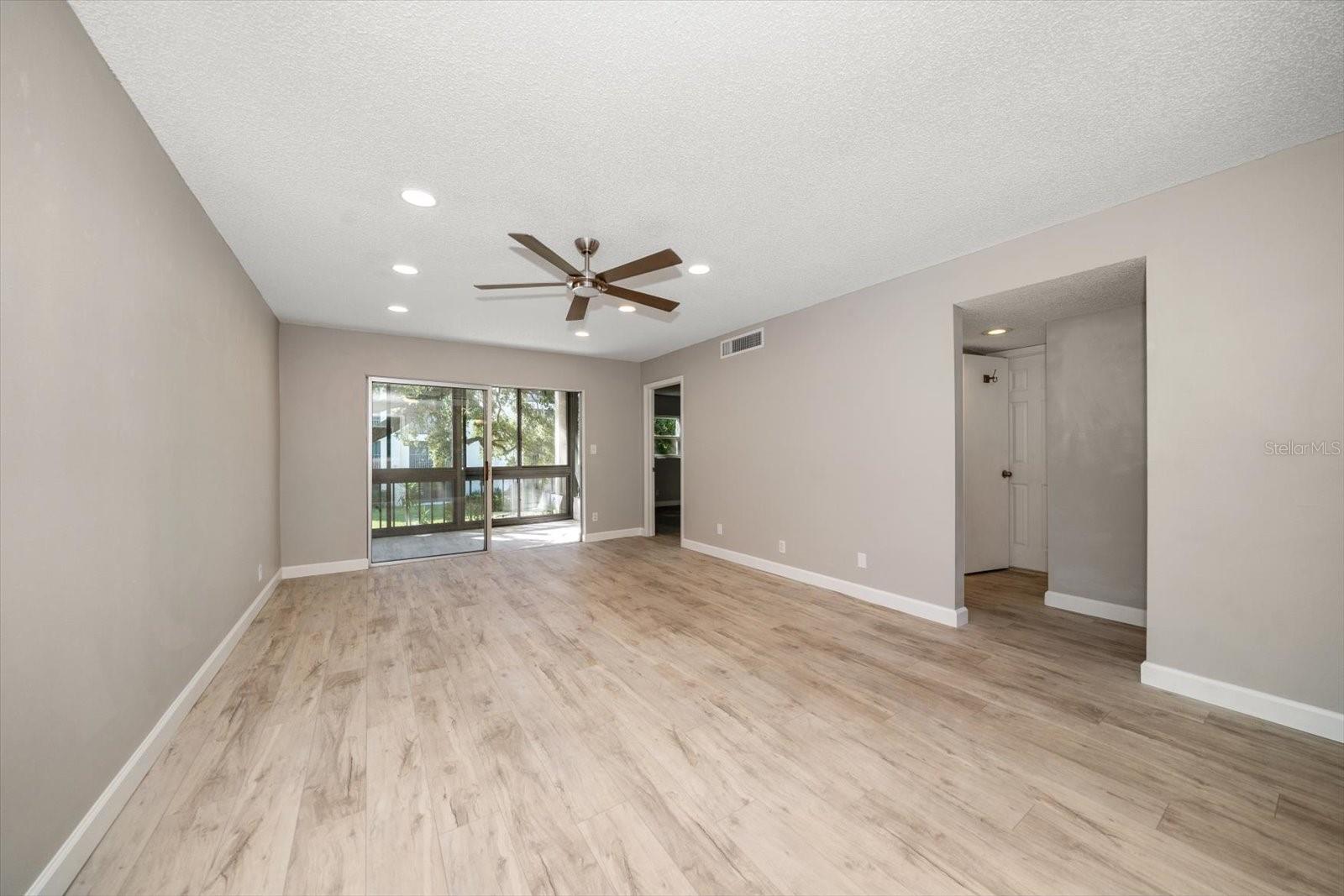 Image 7 of 41 For 11485 Oakhurst Road 1100-206