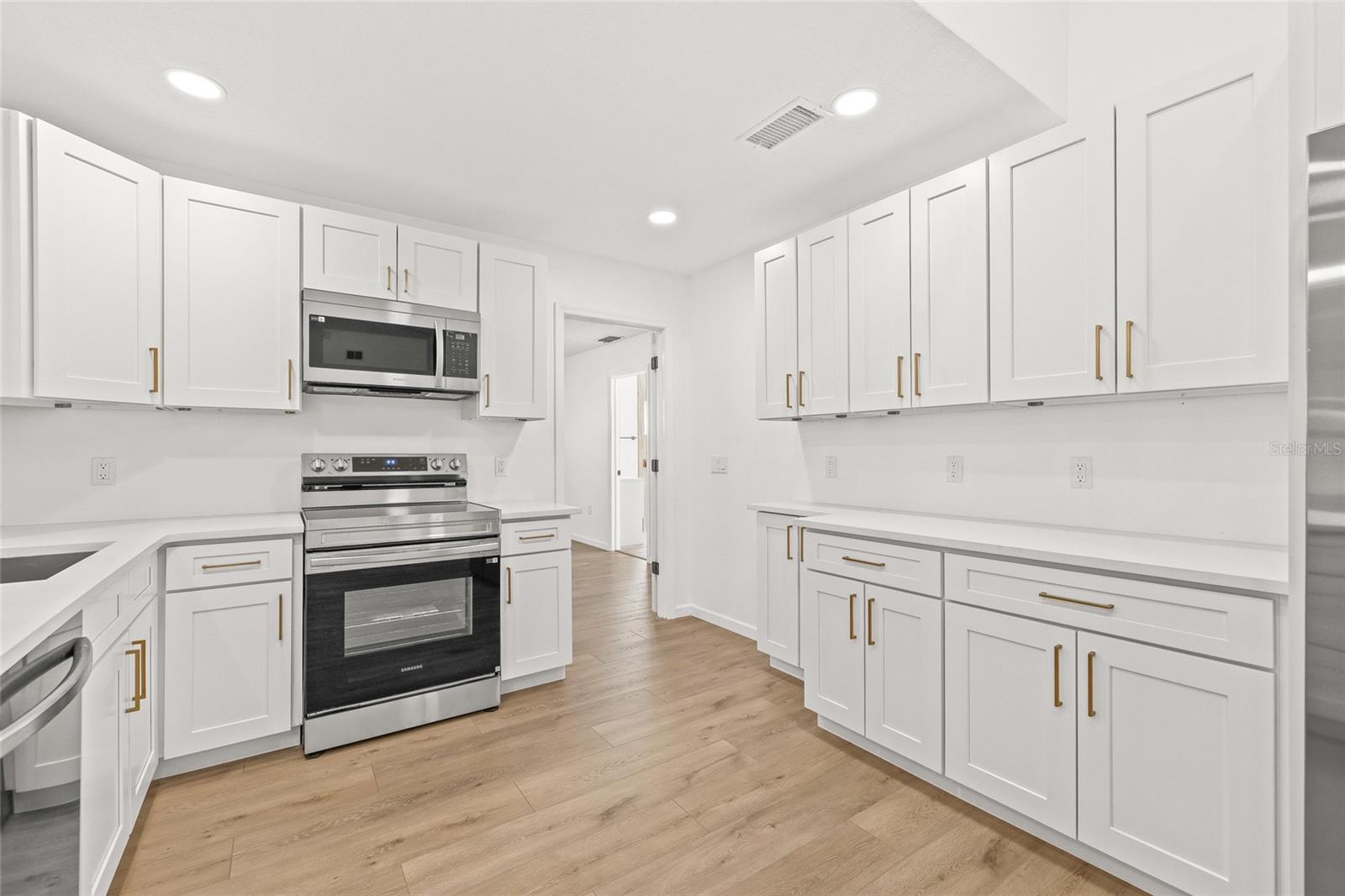 Image 14 of 43 For 7807 Summertree Lane