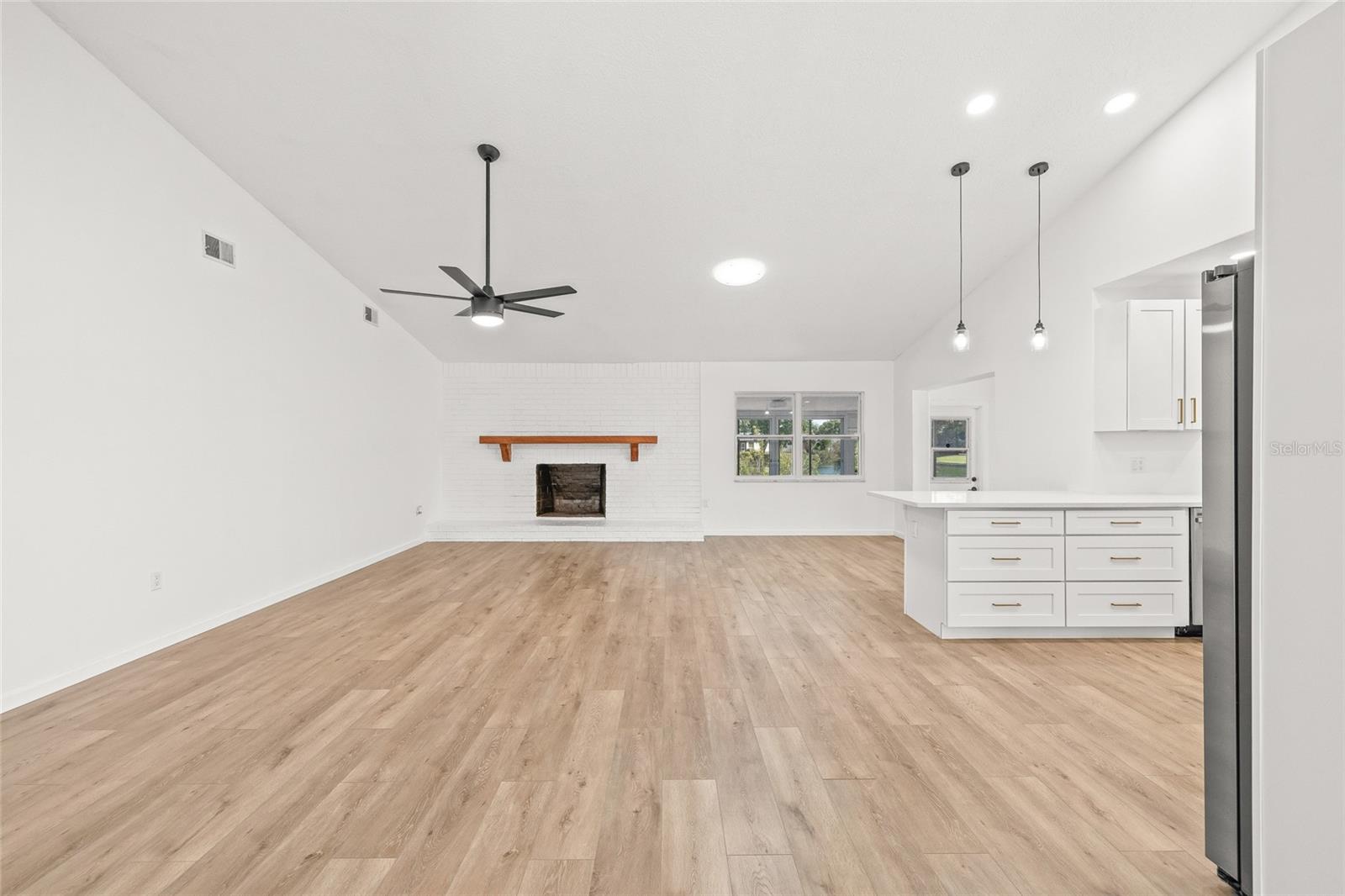 Image 4 of 43 For 7807 Summertree Lane