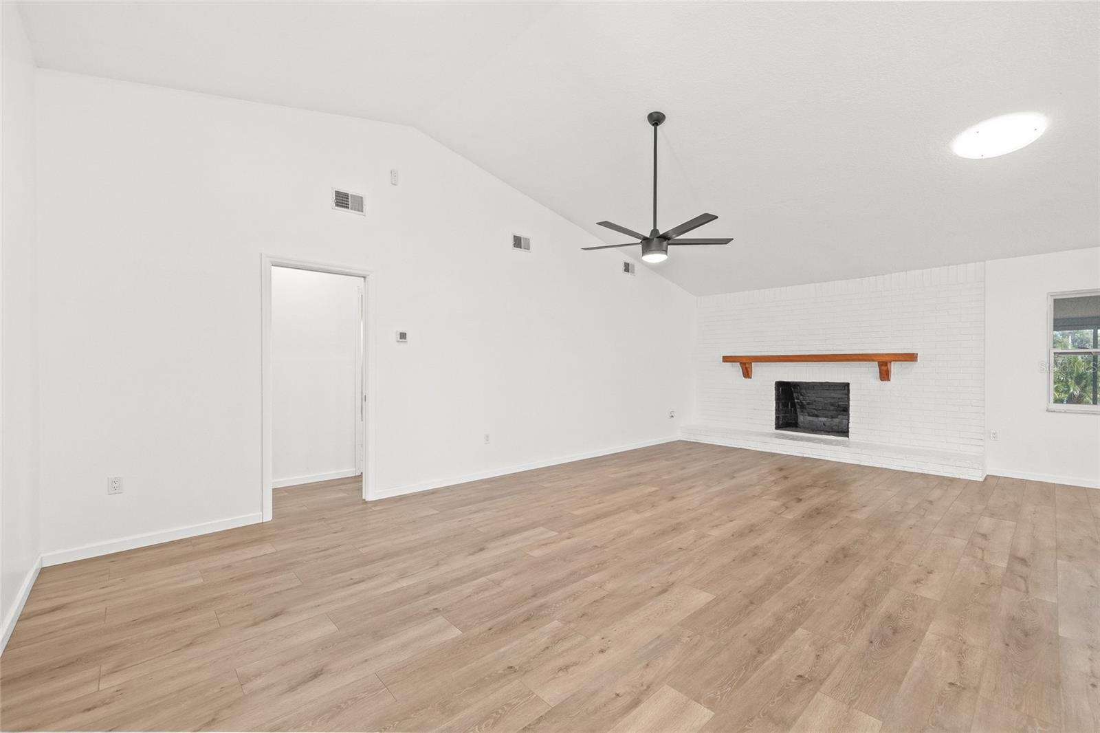 Image 5 of 43 For 7807 Summertree Lane
