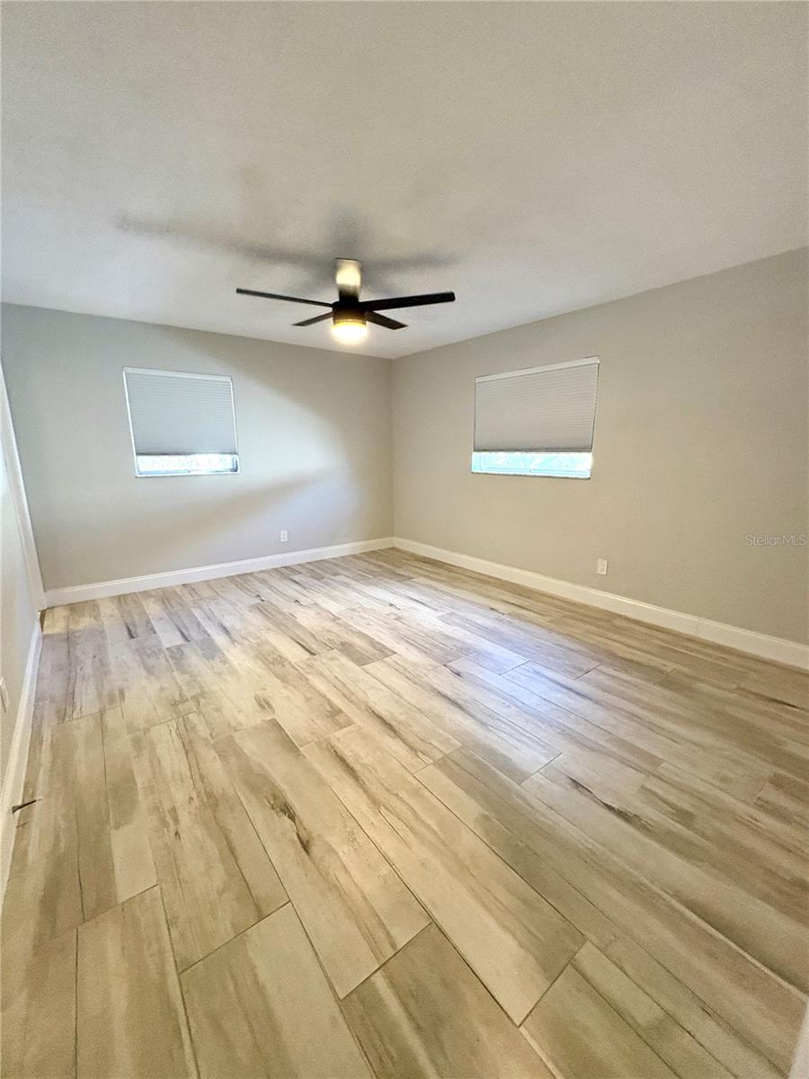 Image 13 of 19 For 1074 Woodbrook Drive S