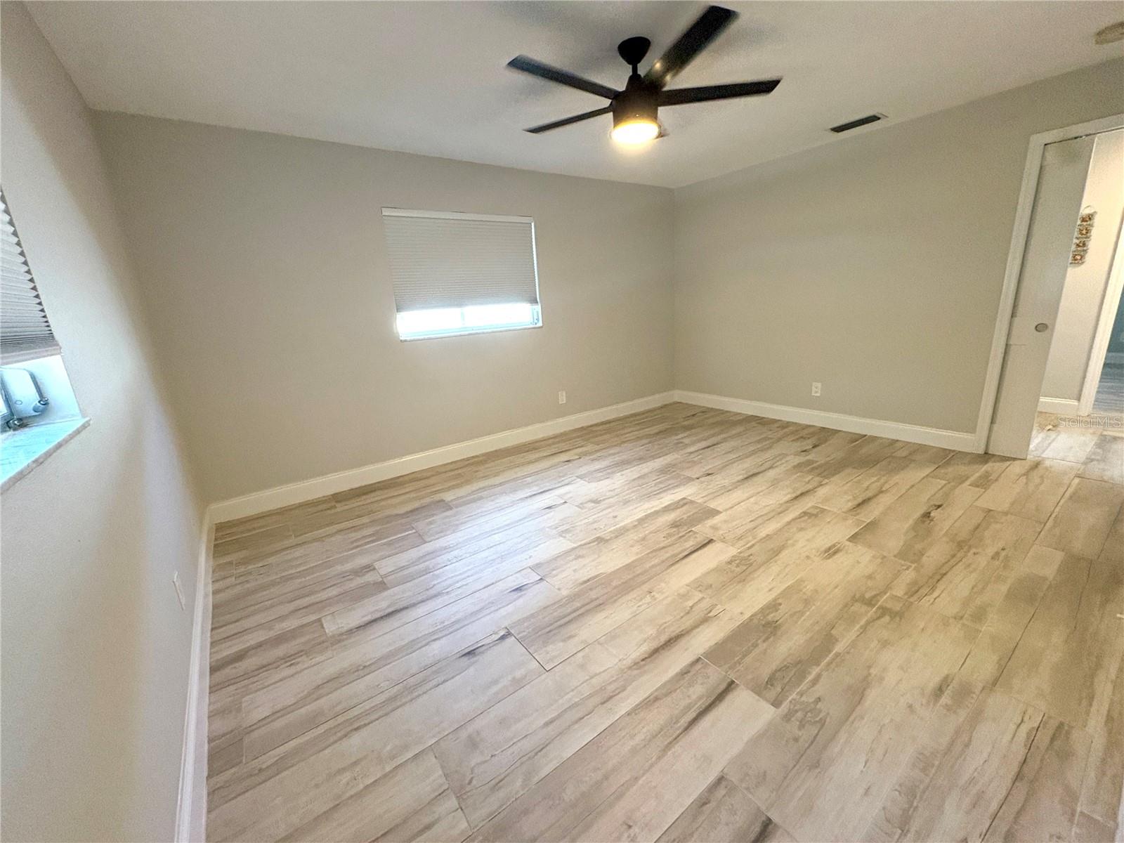 Image 14 of 19 For 1074 Woodbrook Drive S