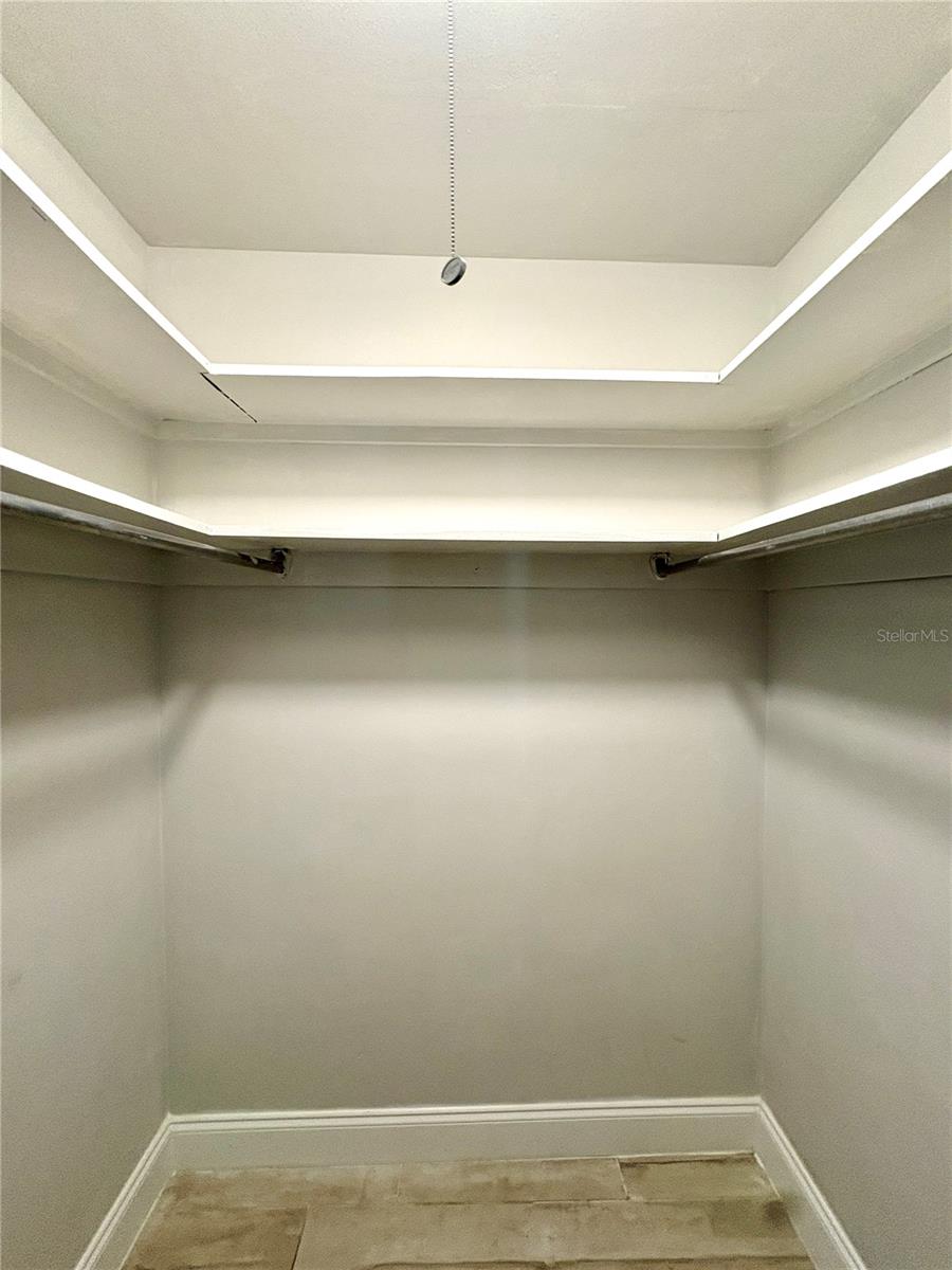 Image 15 of 19 For 1074 Woodbrook Drive S