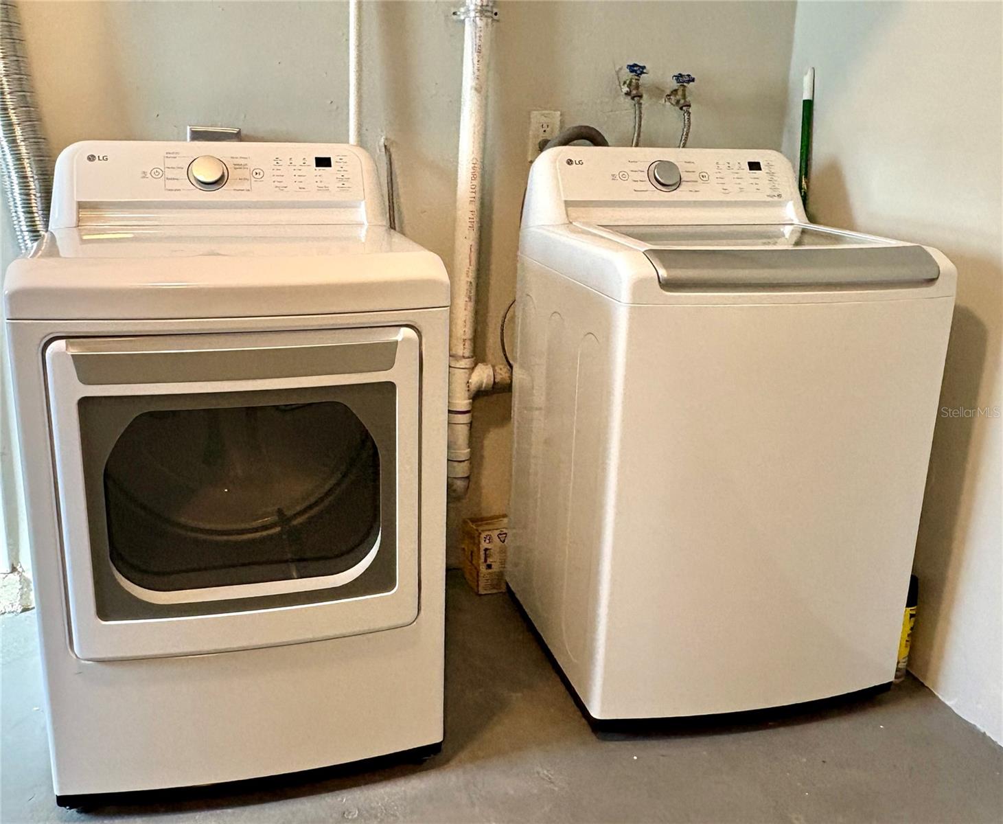 Image 17 of 19 For 1074 Woodbrook Drive S