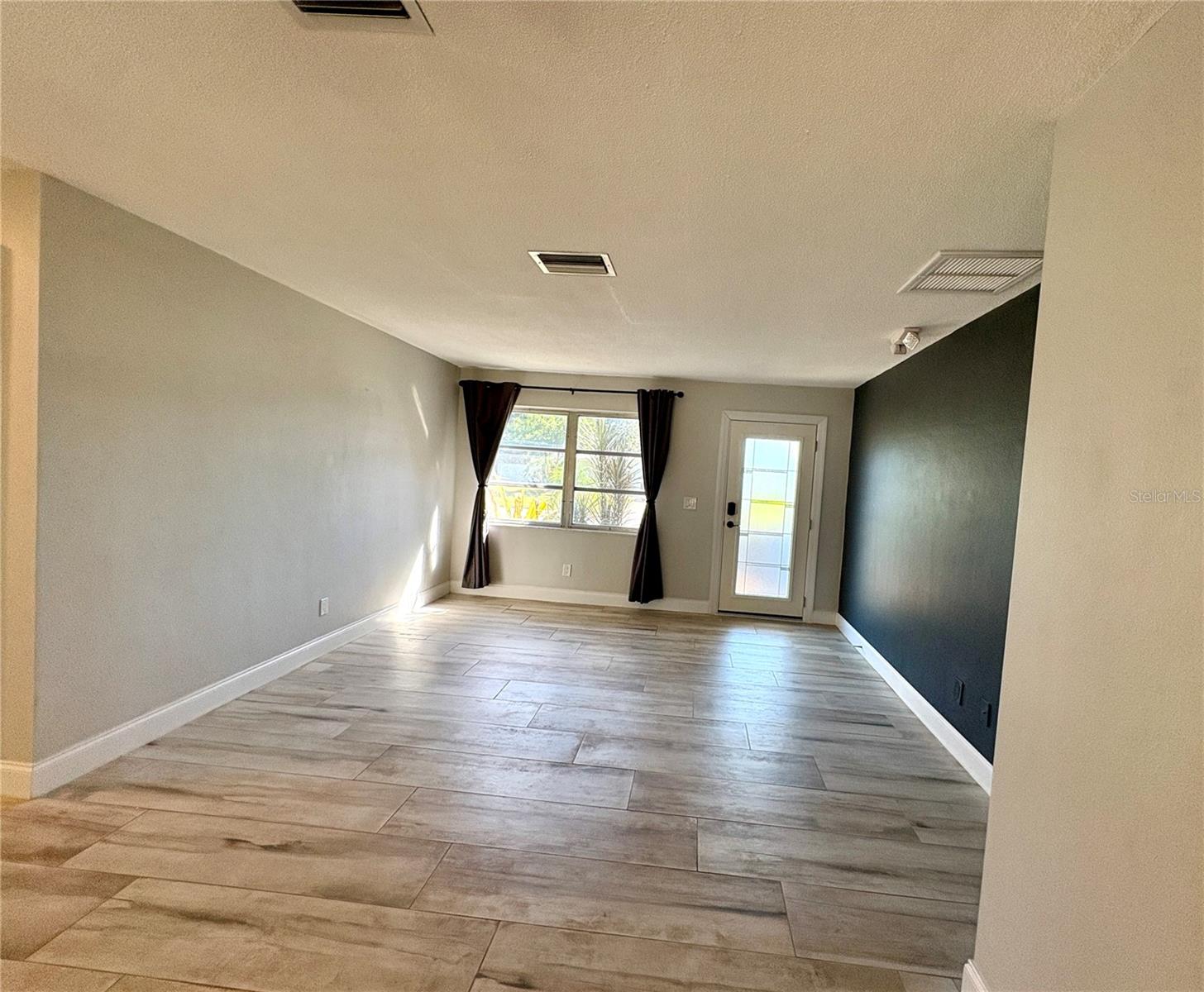 Image 4 of 19 For 1074 Woodbrook Drive S