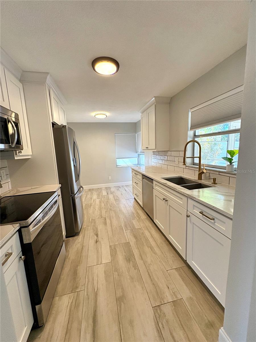 Image 5 of 19 For 1074 Woodbrook Drive S