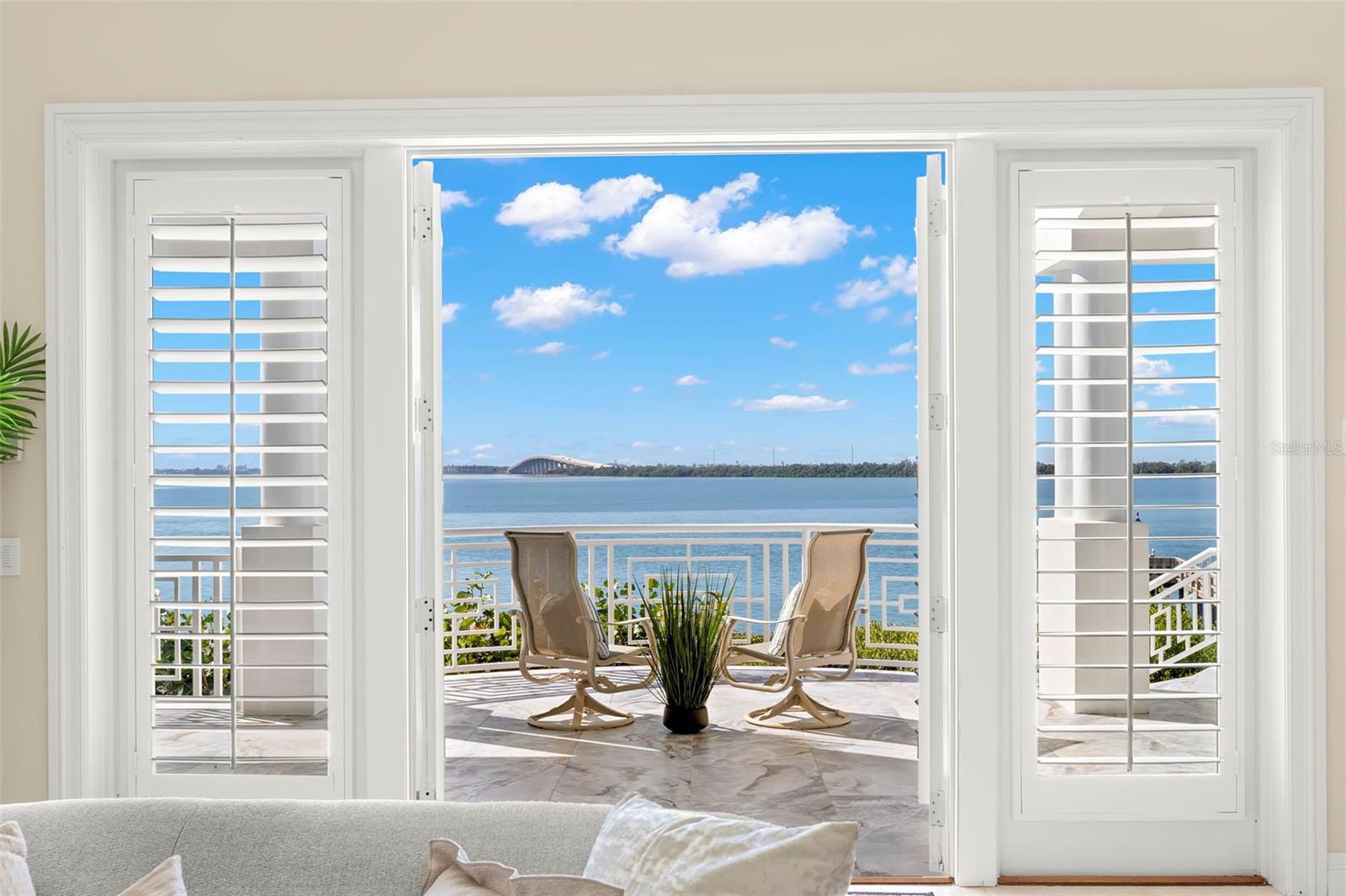 Listing photo id 2 for 6199 54th Street S