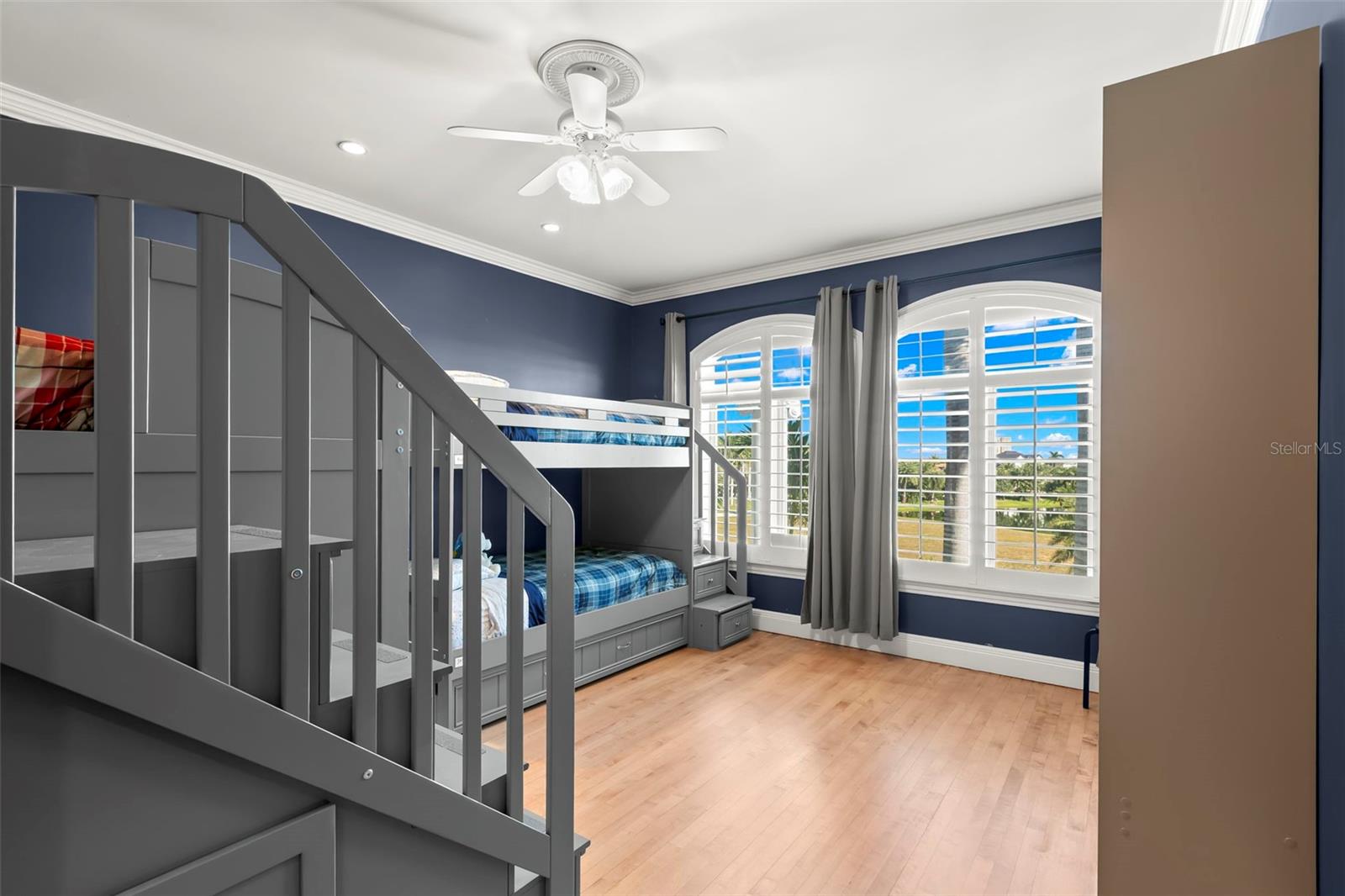 Listing photo id 52 for 6199 54th Street S