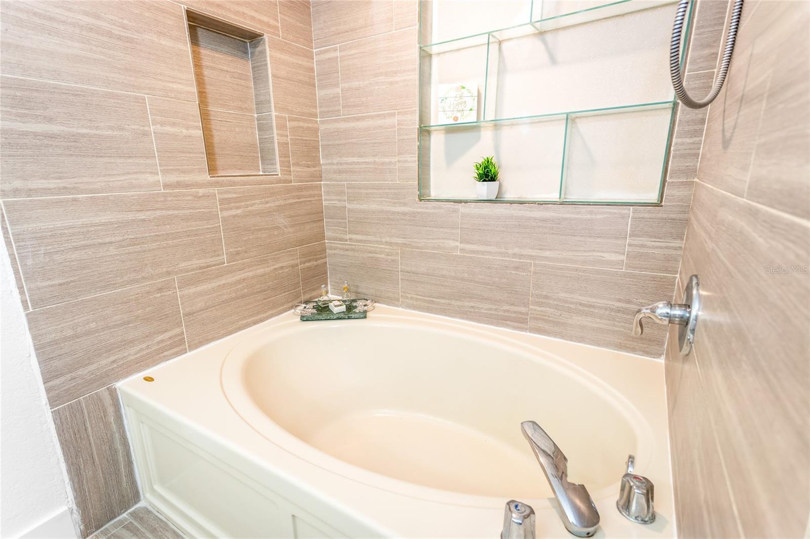 Image 14 of 38 For 8207 Tanglewood Lane