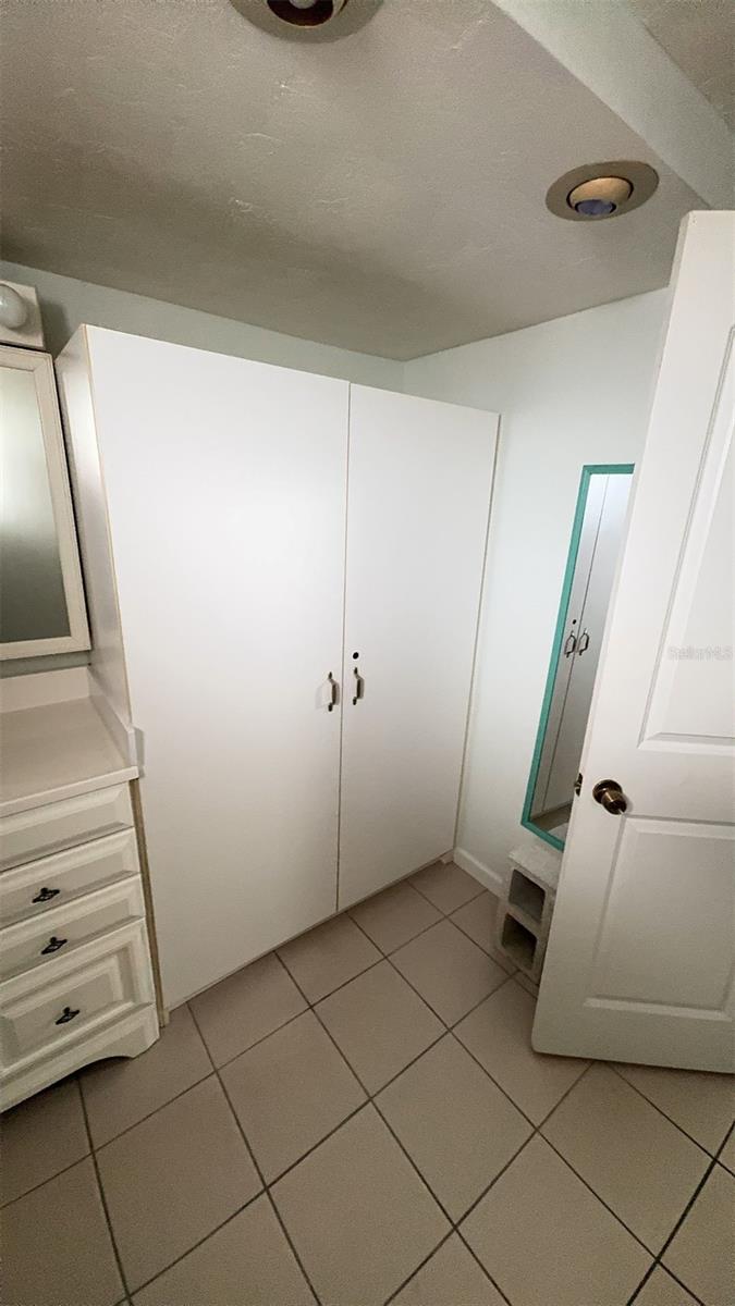 Listing photo id 15 for 4851 Gandy Boulevard B11l38