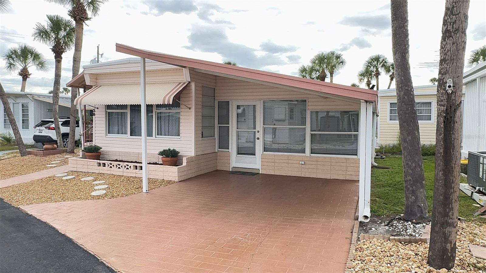 Listing photo id 0 for 4851 Gandy Boulevard B11l38