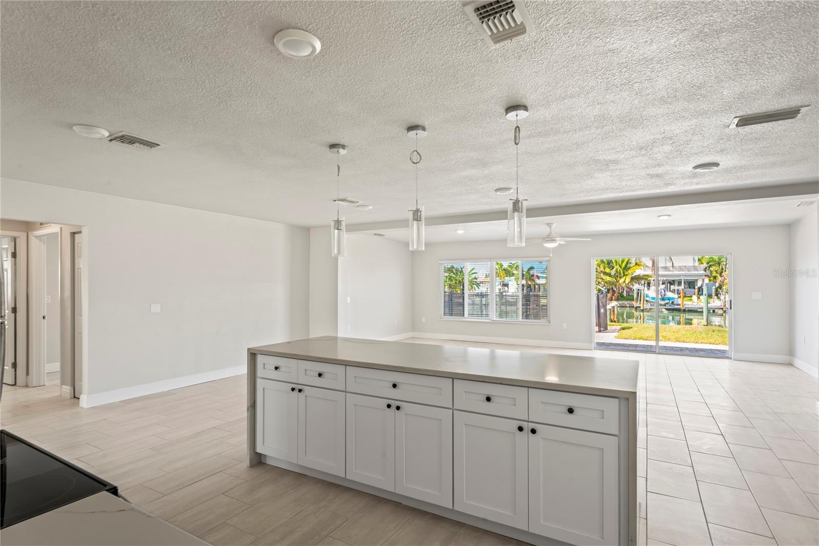 Listing photo id 9 for 516 Crystal Drive