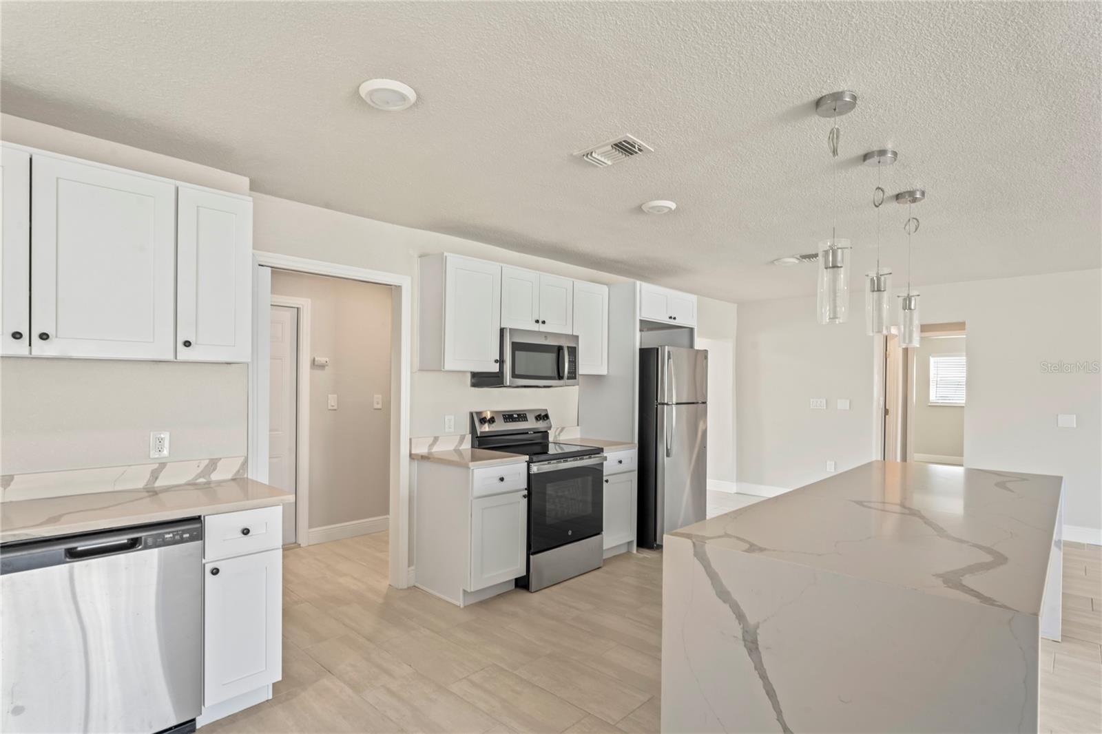 Listing photo id 10 for 516 Crystal Drive
