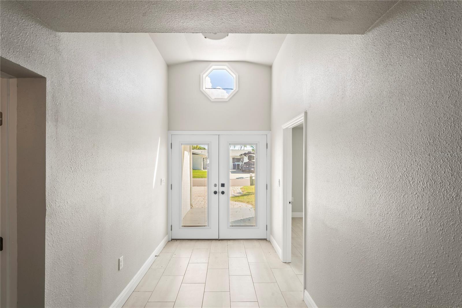 Listing photo id 2 for 516 Crystal Drive