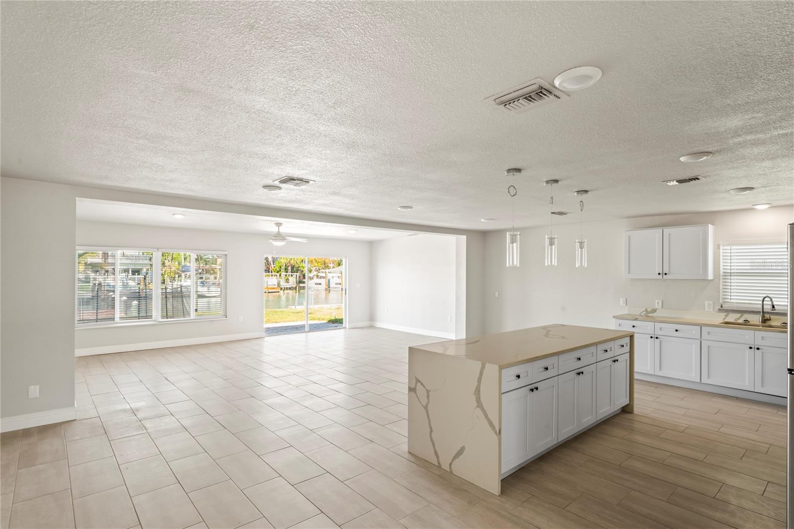 Listing photo id 3 for 516 Crystal Drive