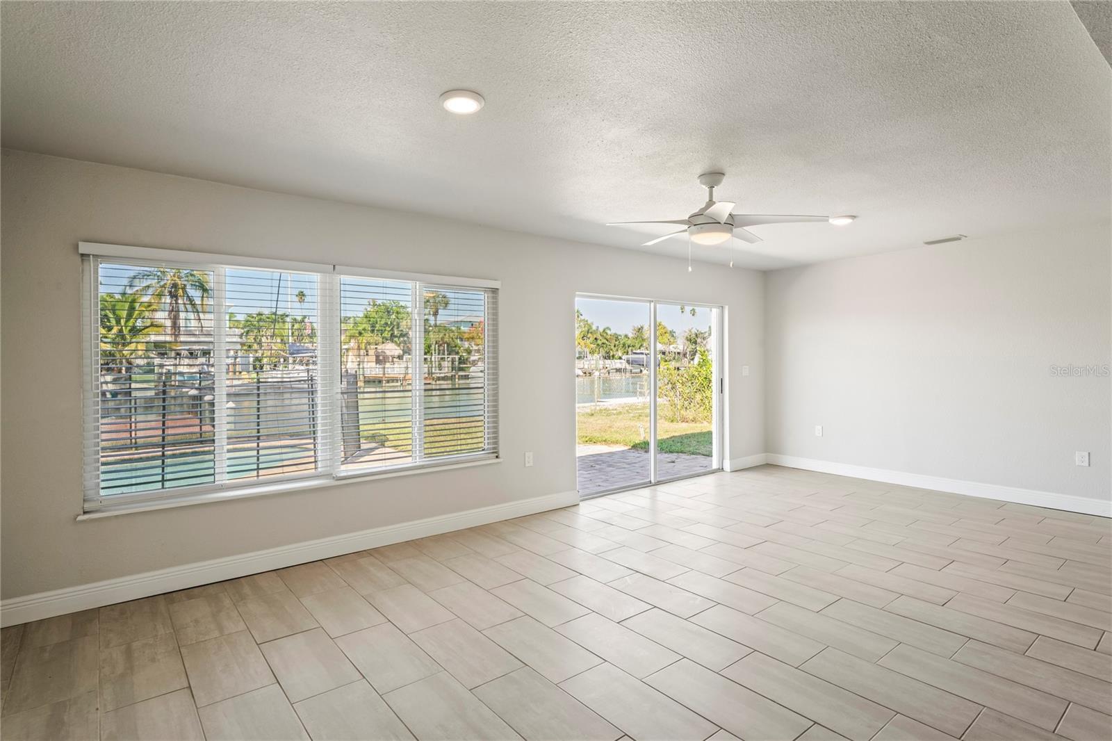 Listing photo id 4 for 516 Crystal Drive