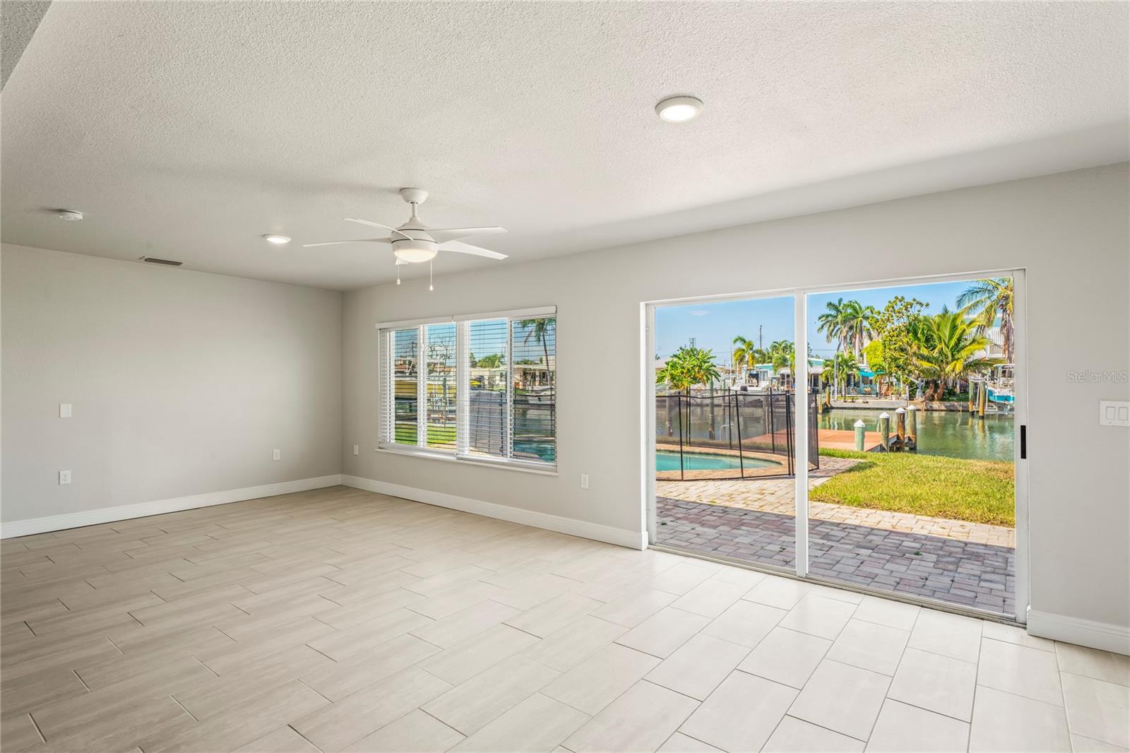 Listing photo id 5 for 516 Crystal Drive