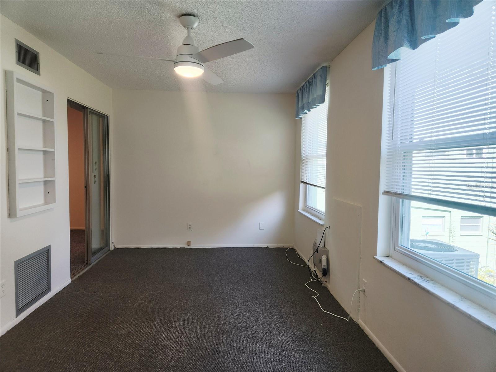 Image 14 of 26 For 2358 Ecuadorian Way 40