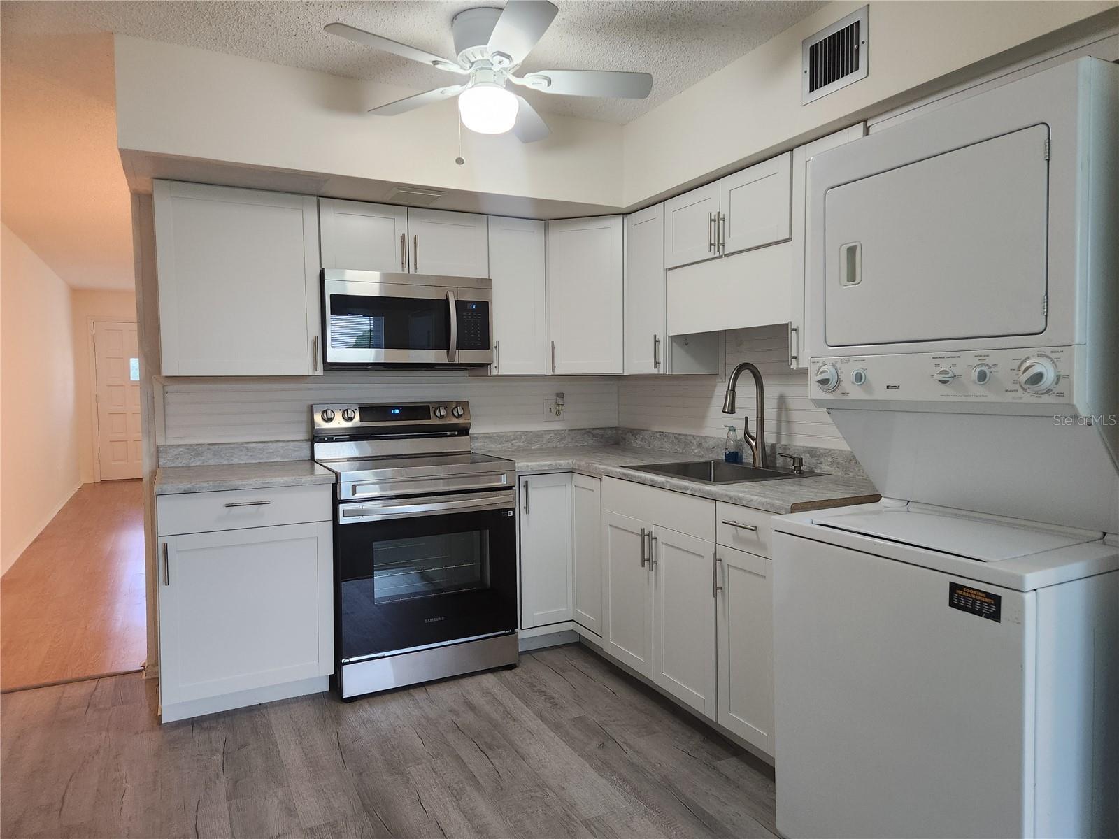 Image 5 of 26 For 2358 Ecuadorian Way 40