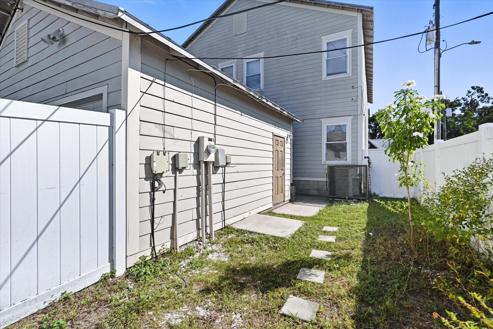 Image 16 of 30 For 1808 Columbus Drive 1