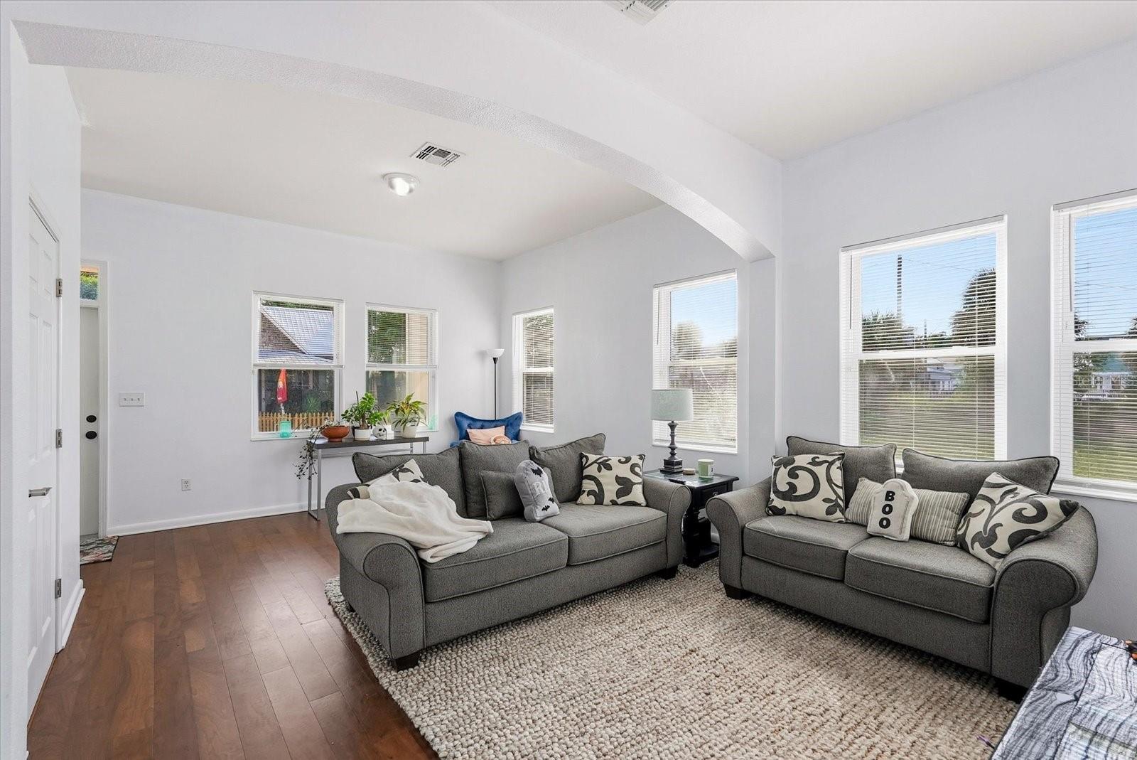 Image 6 of 30 For 1808 Columbus Drive 1