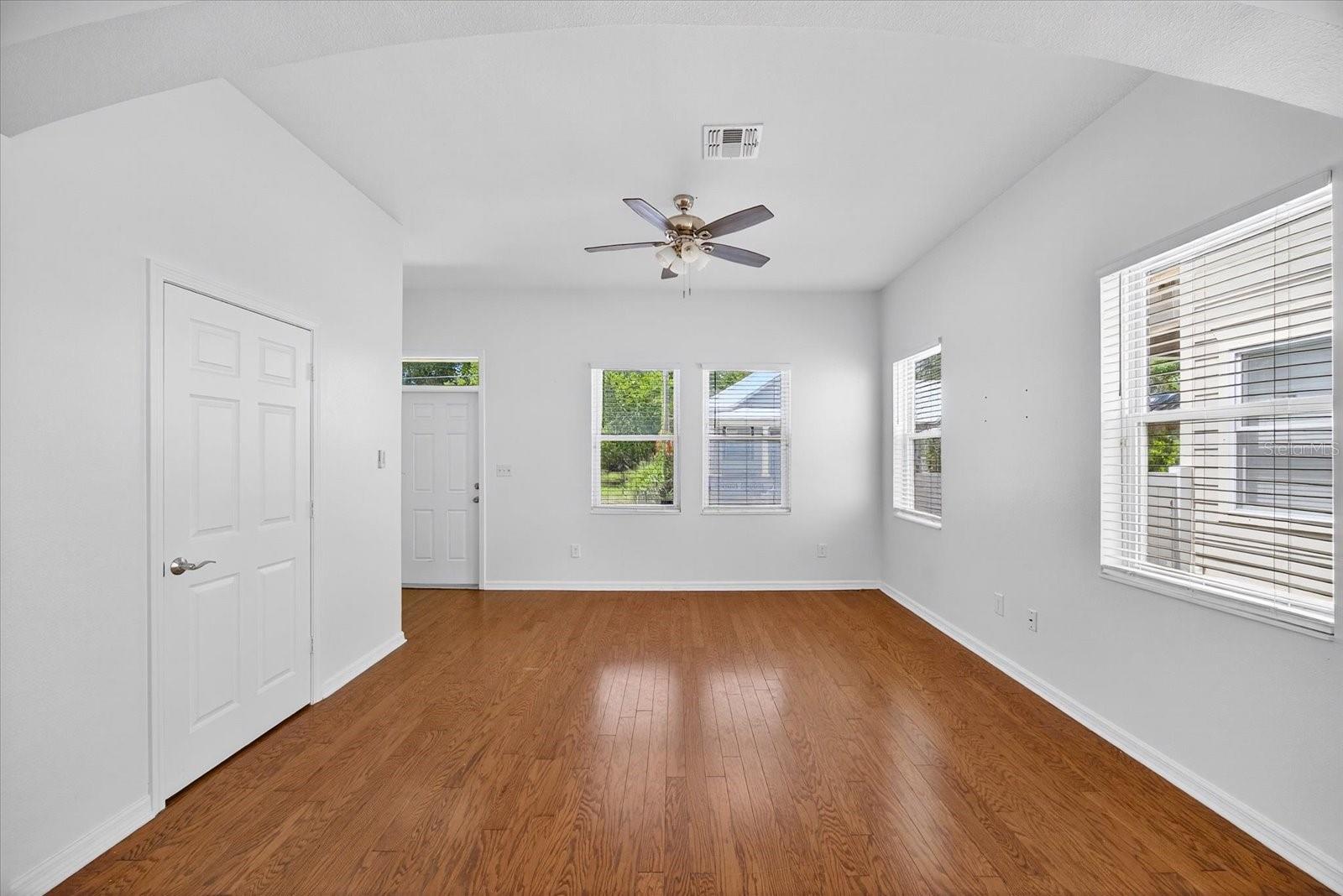 Image 7 of 52 For 1808 Columbus Drive 3