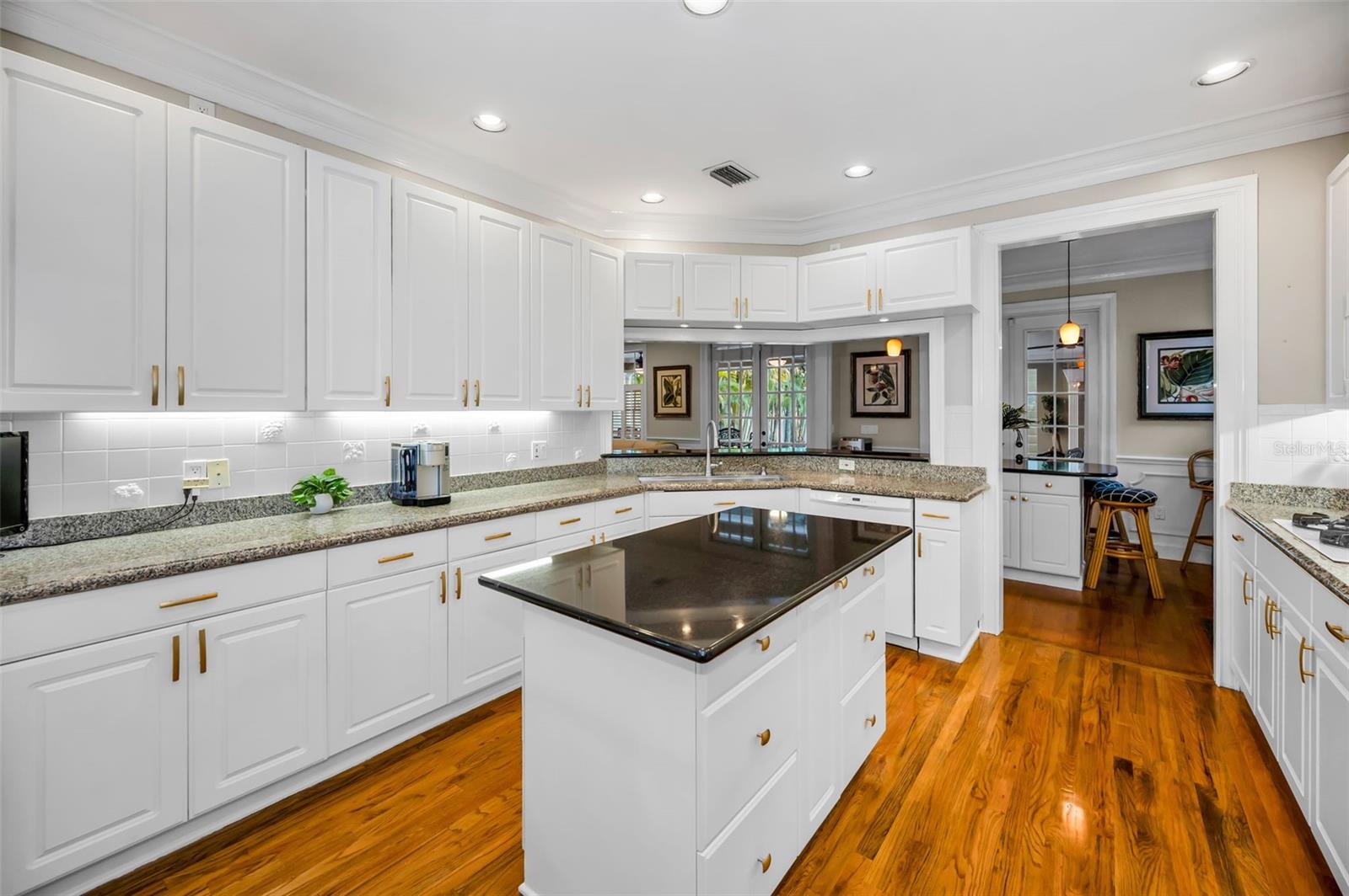 Image 20 of 84 For 4014 De Leon Street