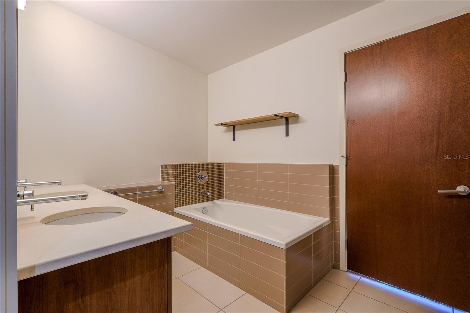 Listing photo id 9 for 912 Channelside Drive 2601