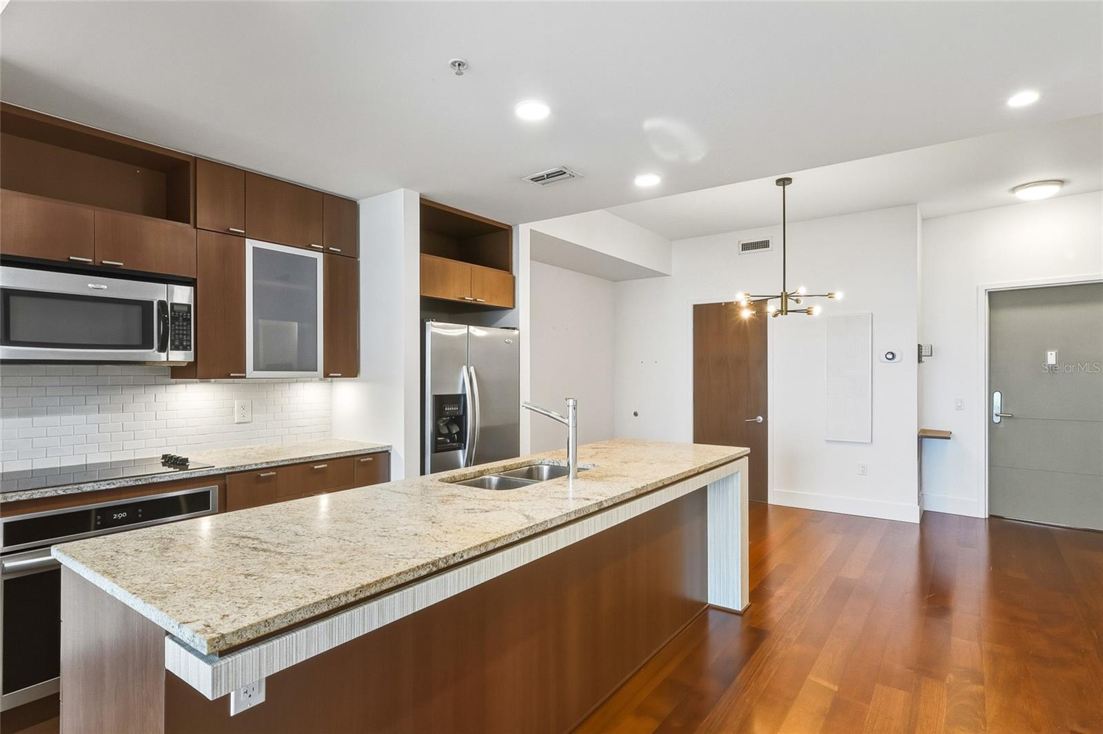 Listing photo id 0 for 912 Channelside Drive 2601