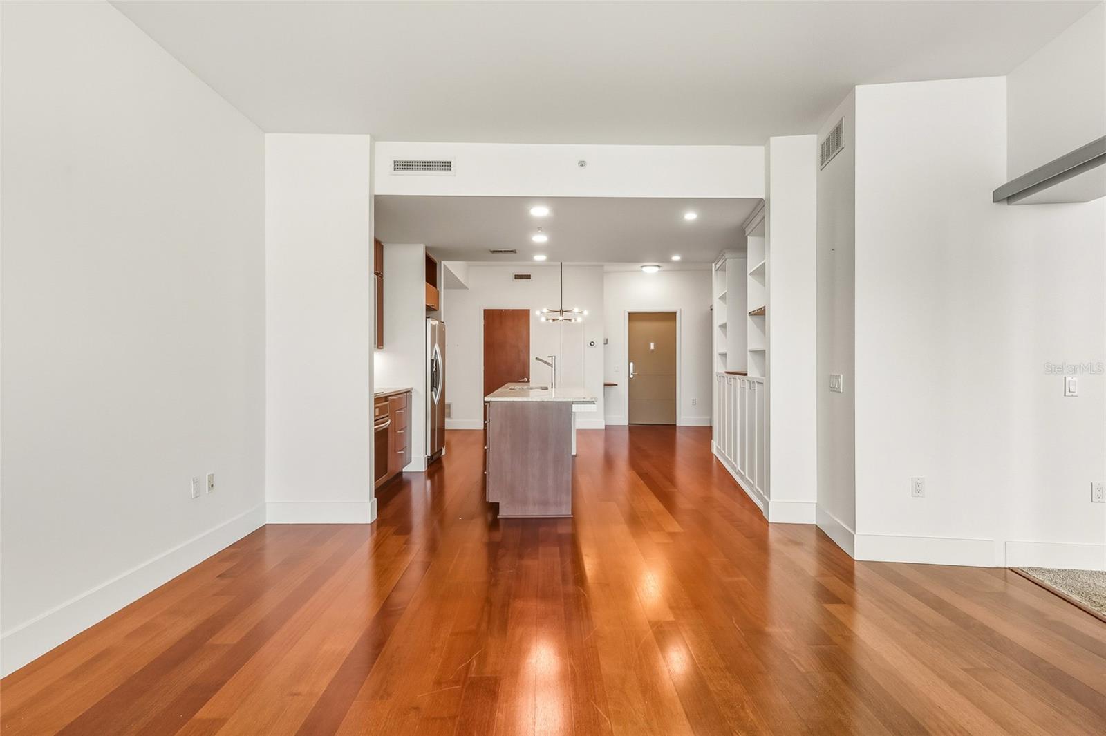 Listing photo id 1 for 912 Channelside Drive 2601