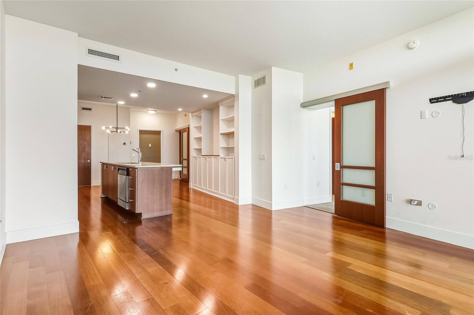 Listing photo id 2 for 912 Channelside Drive 2601