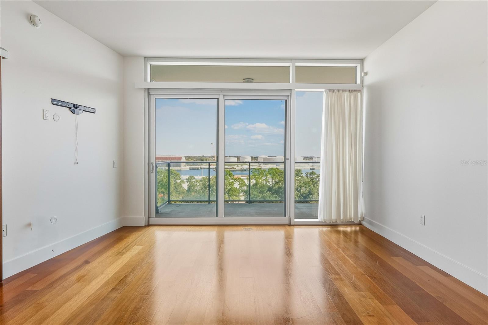 Listing photo id 3 for 912 Channelside Drive 2601