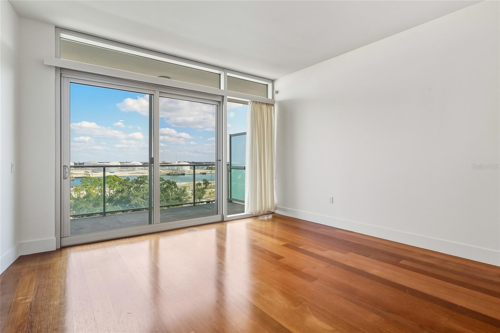 Listing photo id 4 for 912 Channelside Drive 2601
