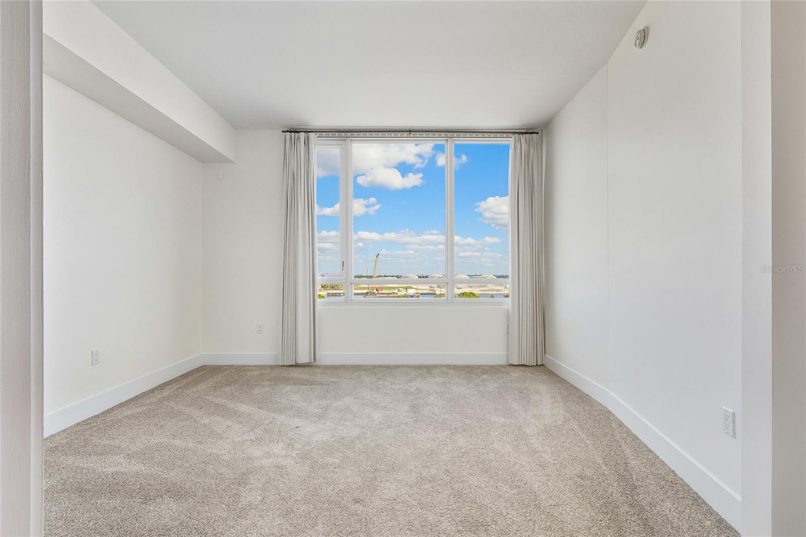 Listing photo id 5 for 912 Channelside Drive 2601
