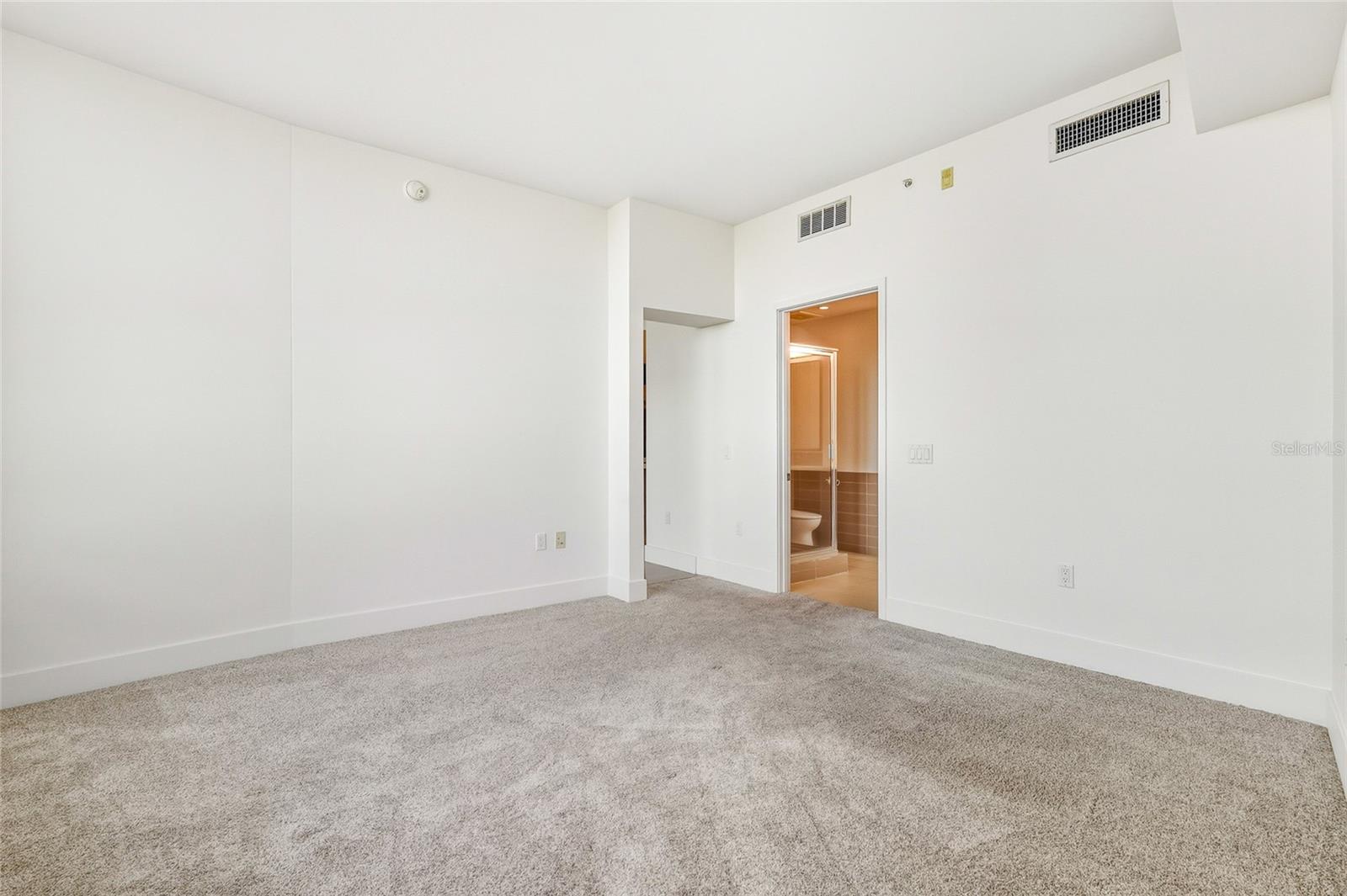 Listing photo id 7 for 912 Channelside Drive 2601