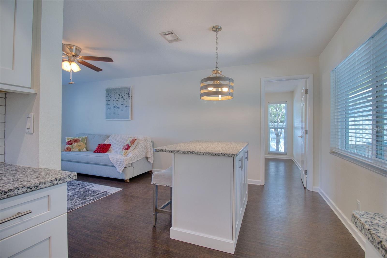 Listing photo id 8 for 2361 Hawthorne Drive